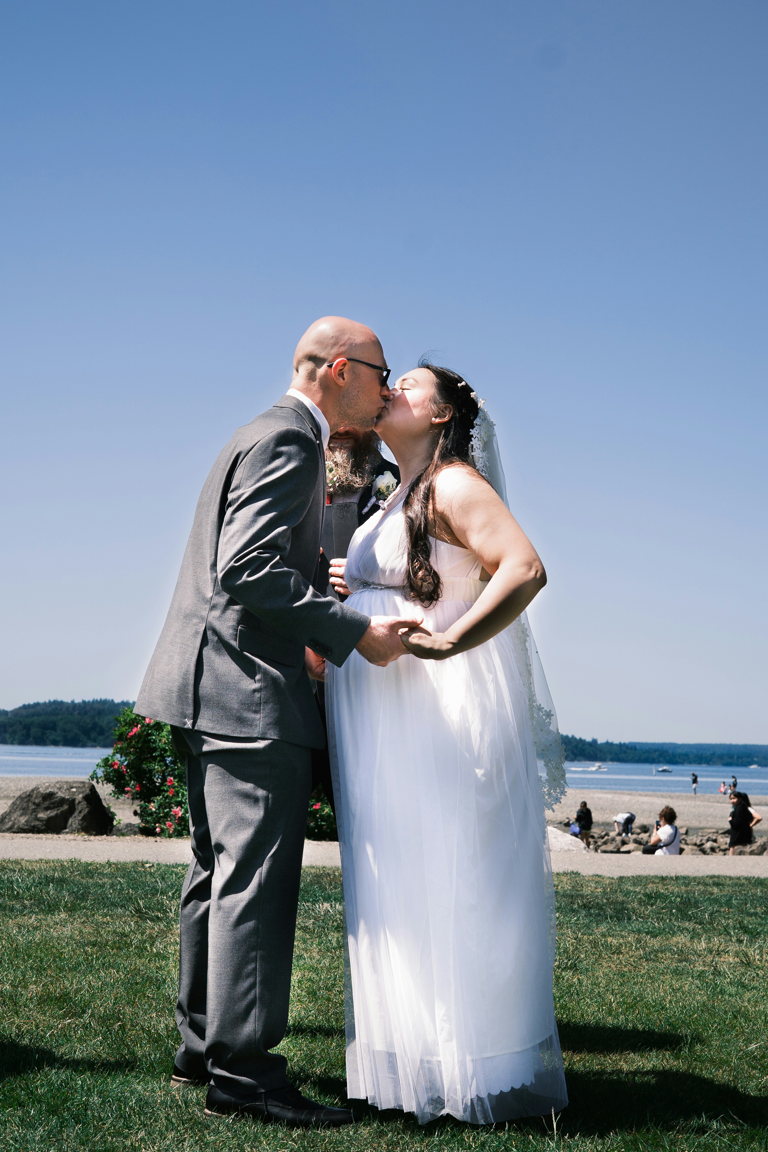 Una pareja de recién casados comparte un beso.