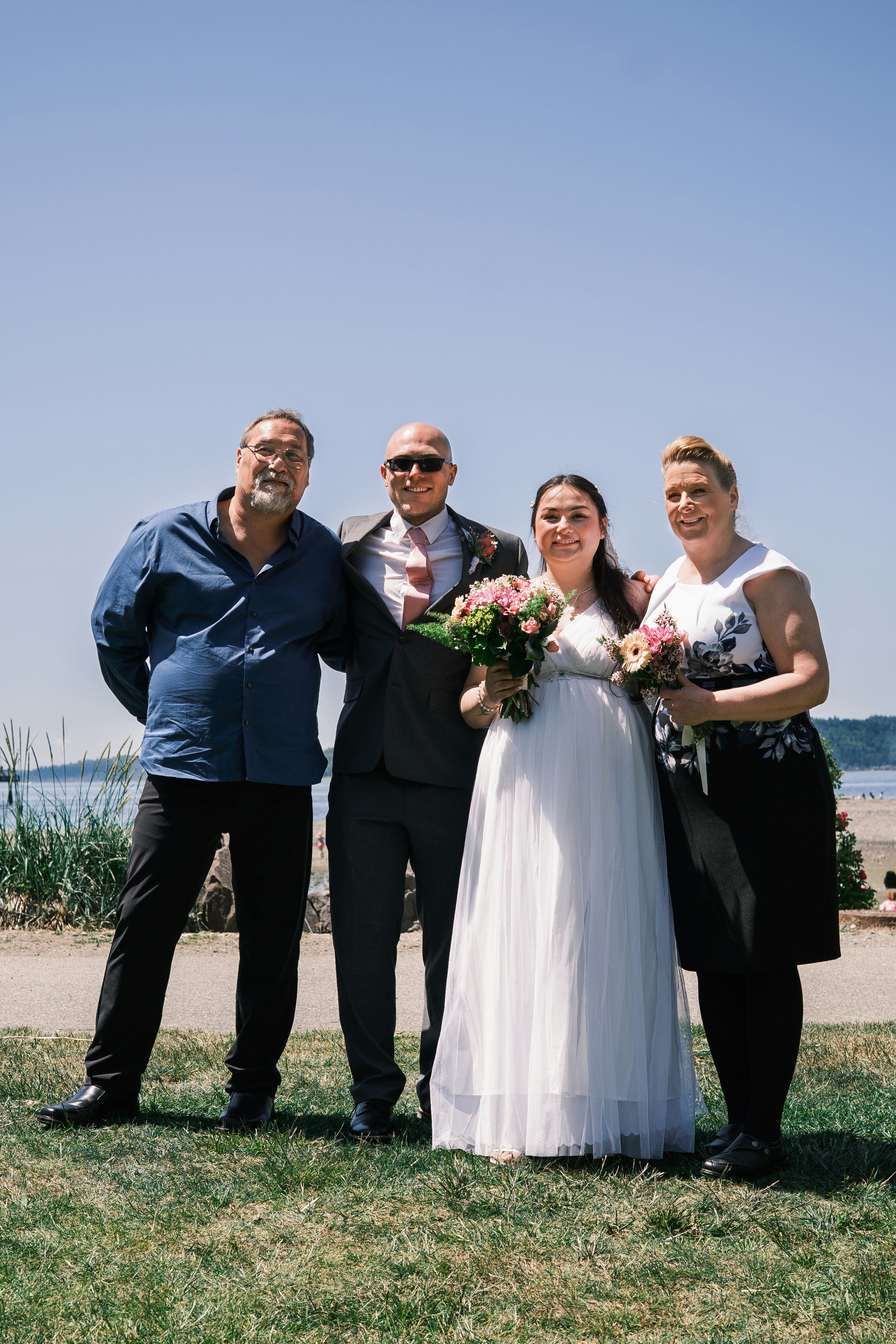 Una pareja de recién casados con otras dos personas.