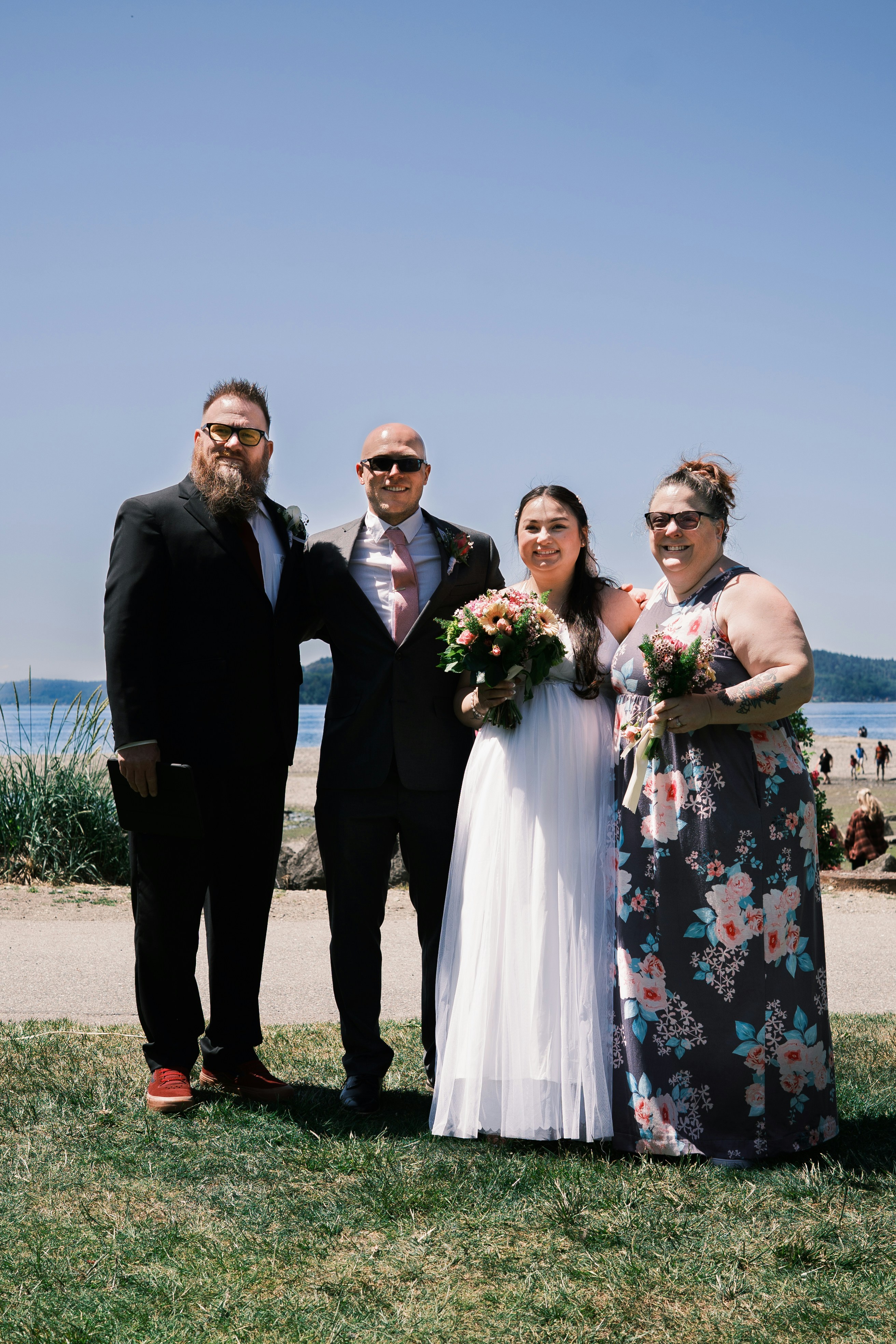 Familia feliz posando juntos en una boda.