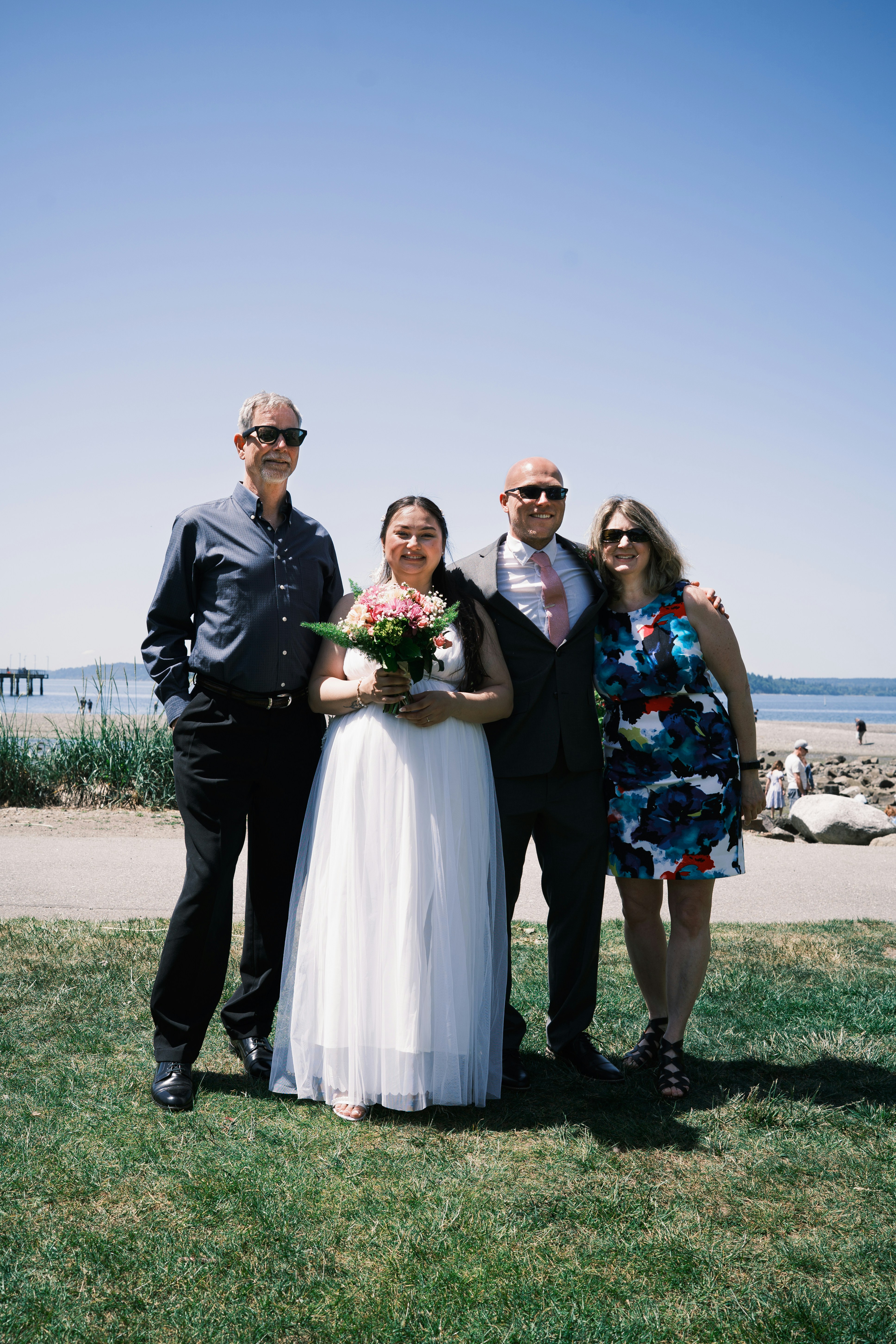 Una pareja de recién casados posa con sus padres.