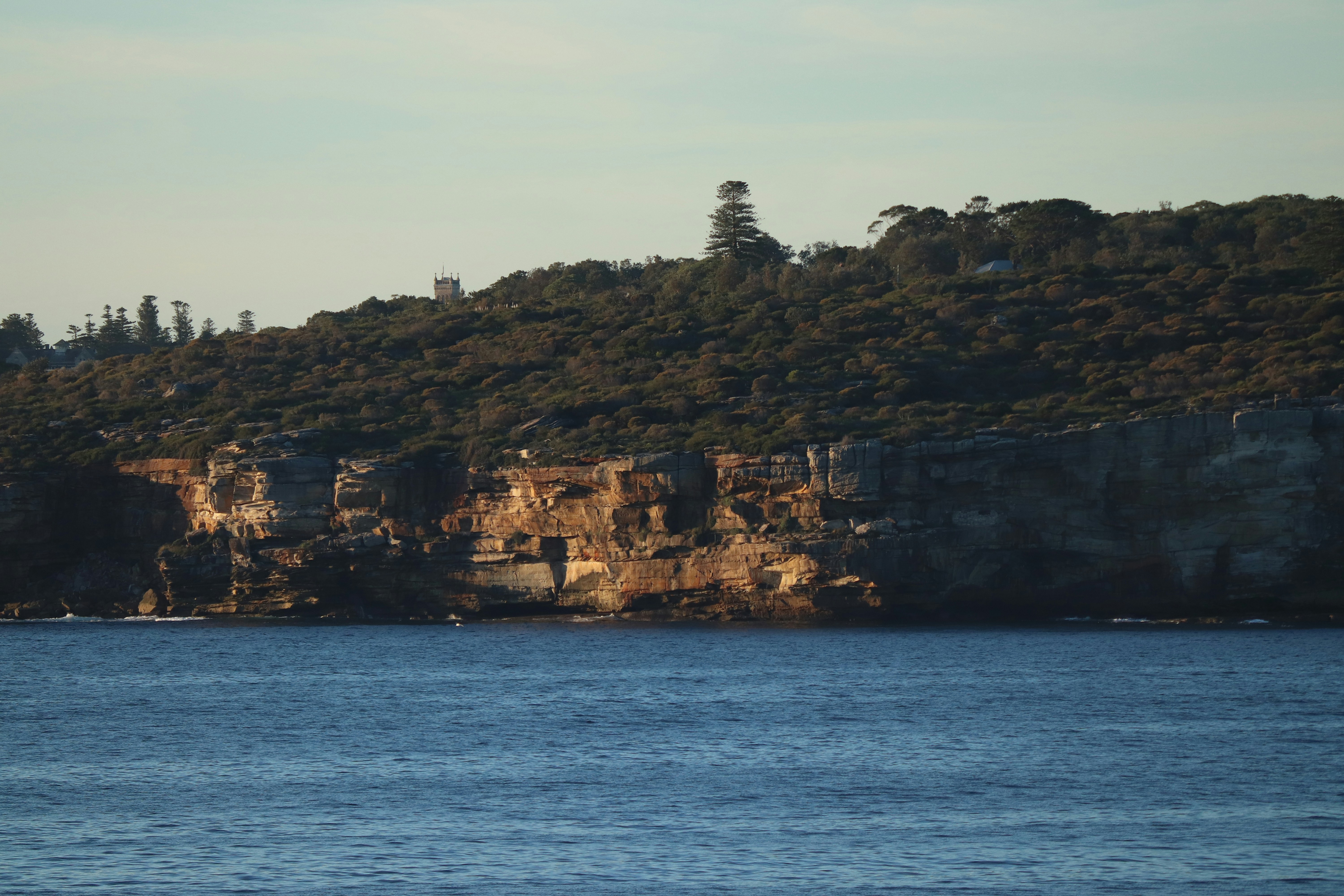 Küstenklippen treffen auf das ruhige Meer.