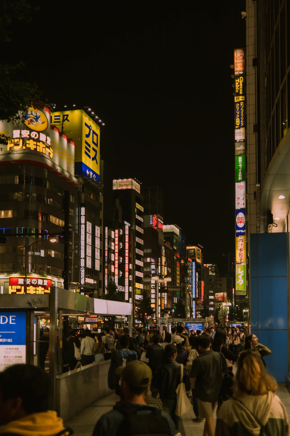 東京の夜の街を歩く人々