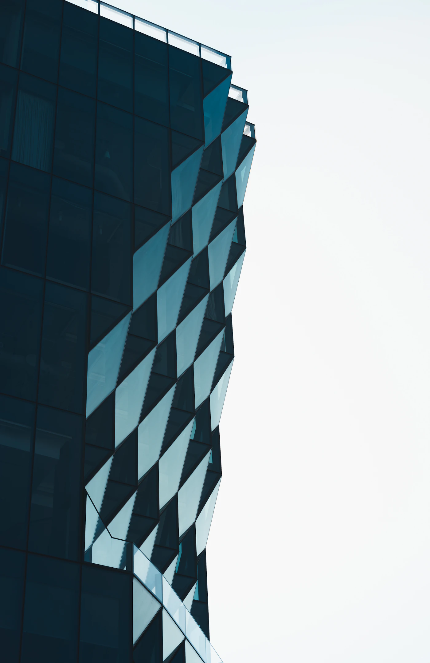 Fachada geométrica em tons de azul