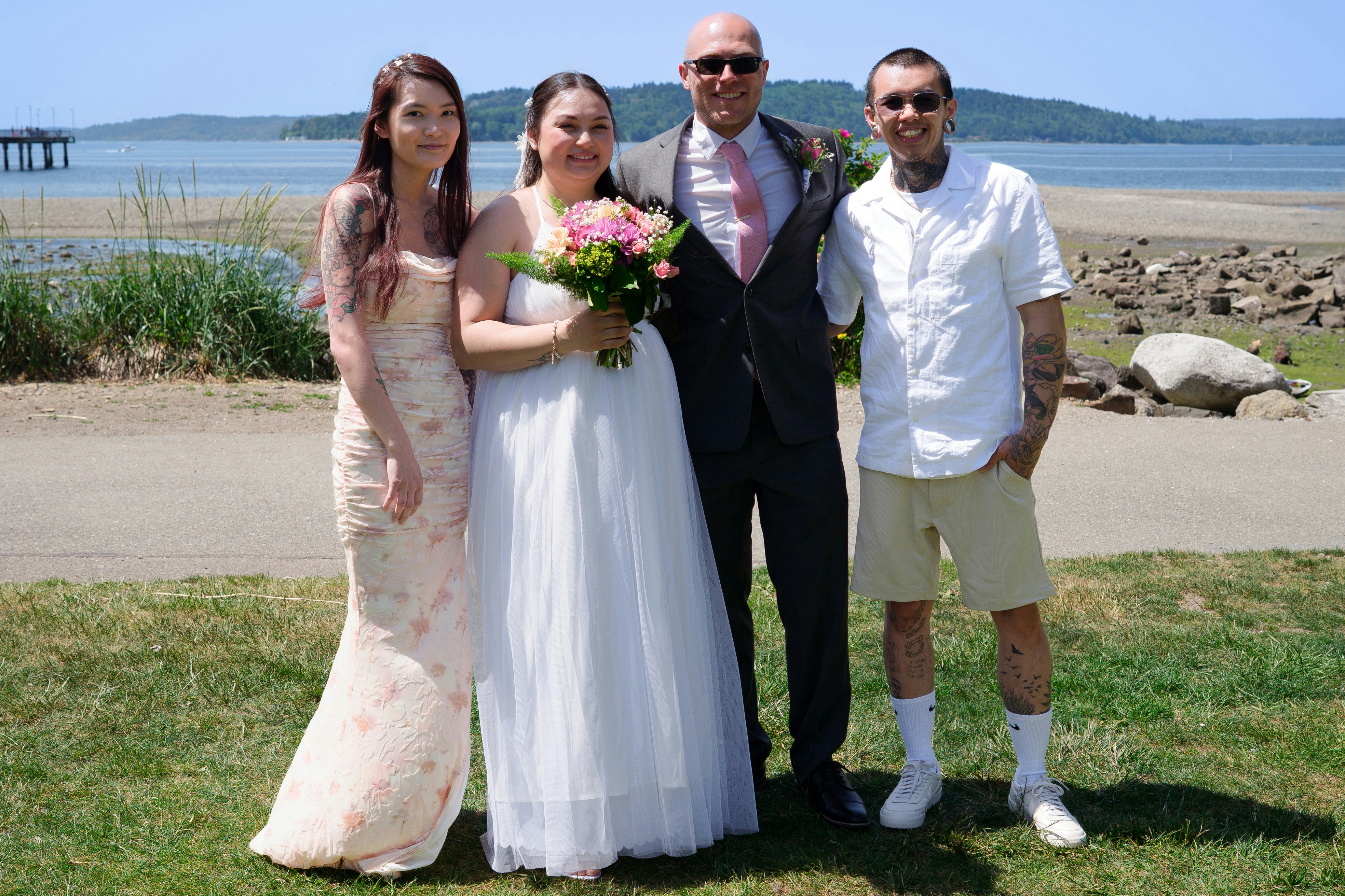Una novia y un novio posan con sus invitados.