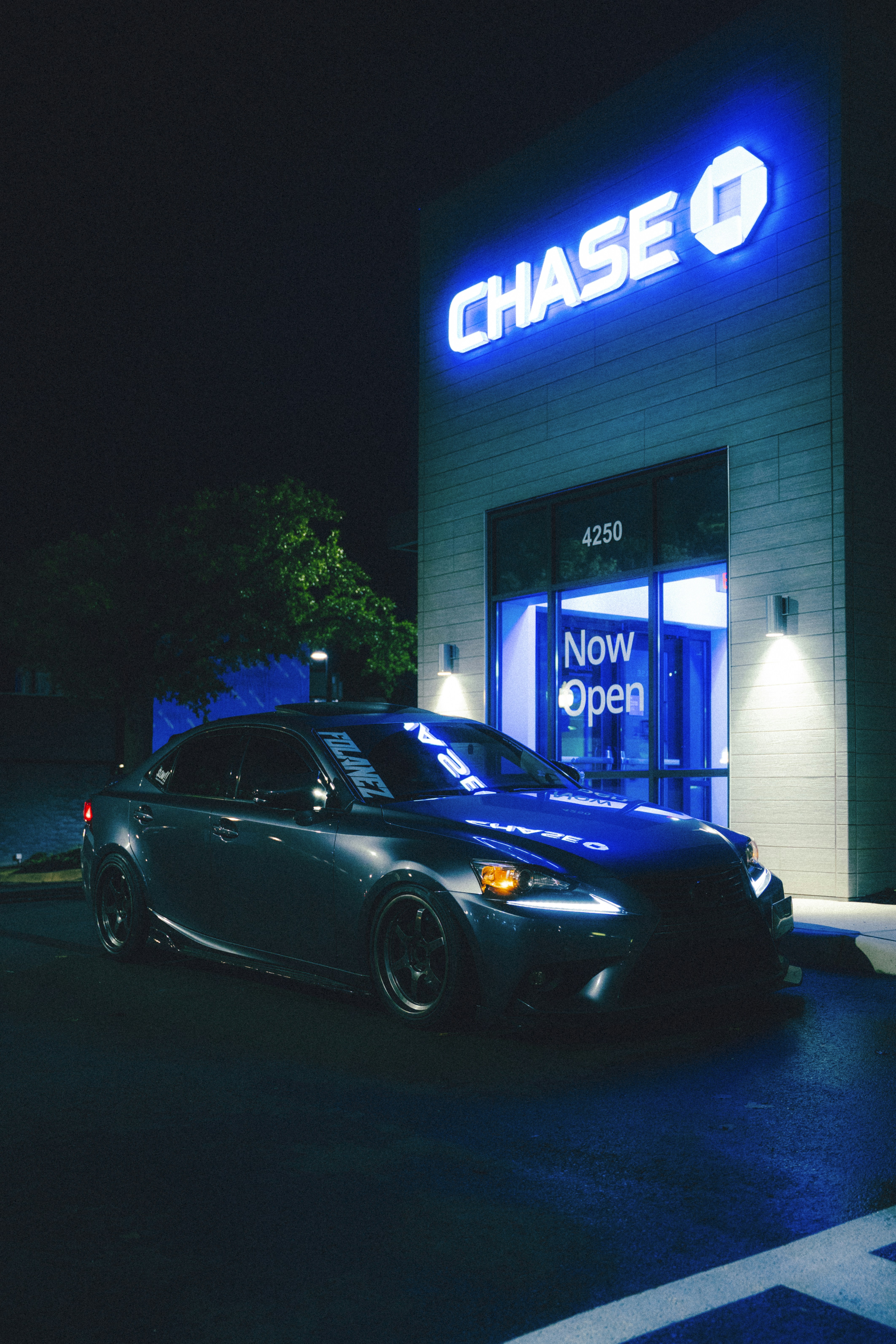 Uma tomada car chase, A high-speed chase through neon-lit city streets.