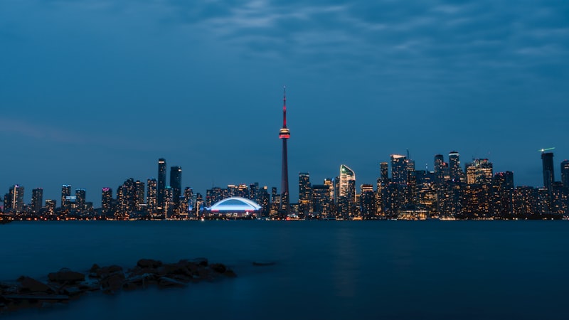 Vue nocturne de la skyline de Toronto reflétée dans le lac Ontario