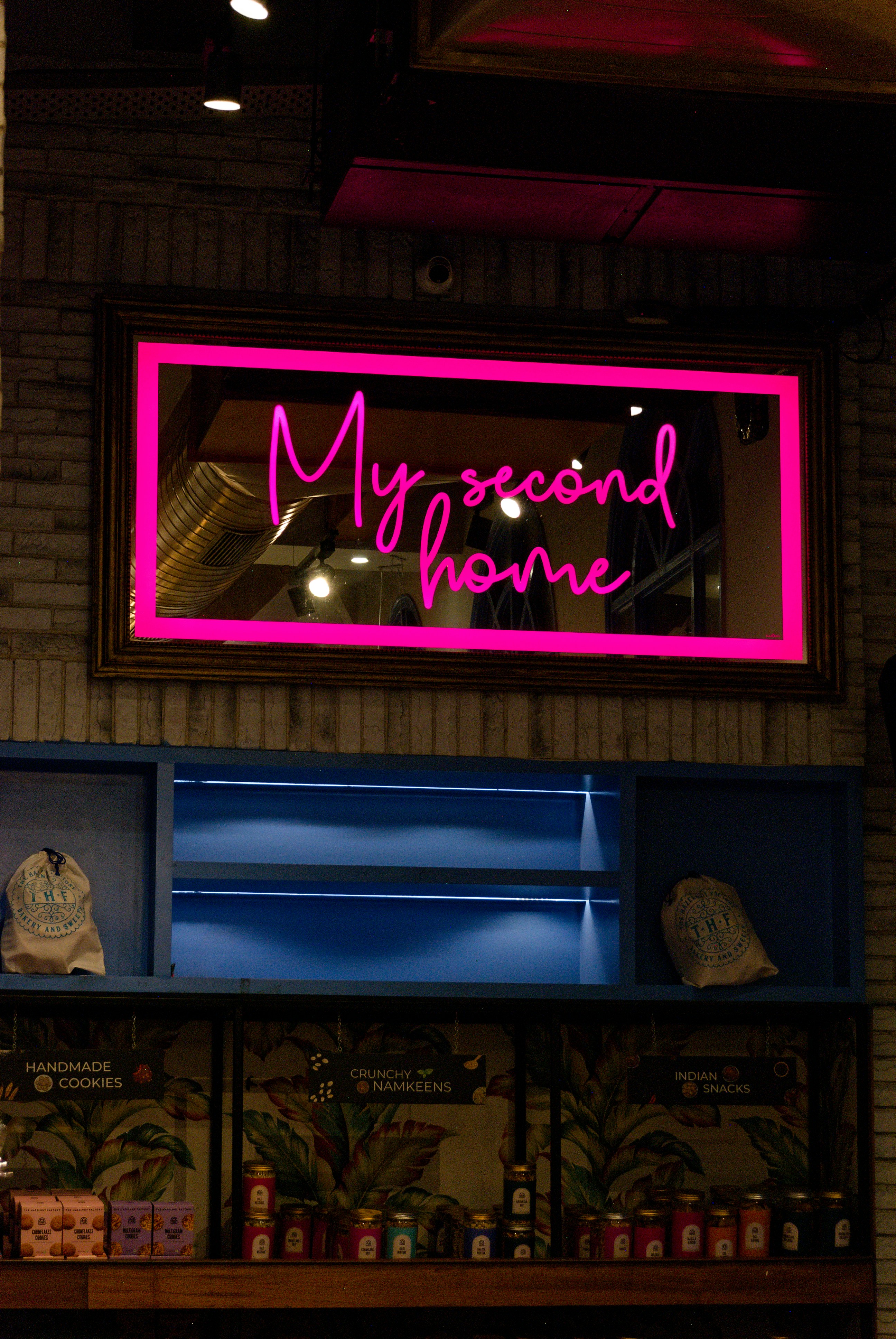 「My Second Home」はネオンピンクにライトアップされています