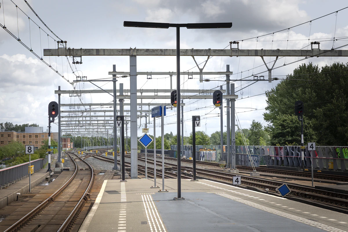 Leeg treinperron in Nederland