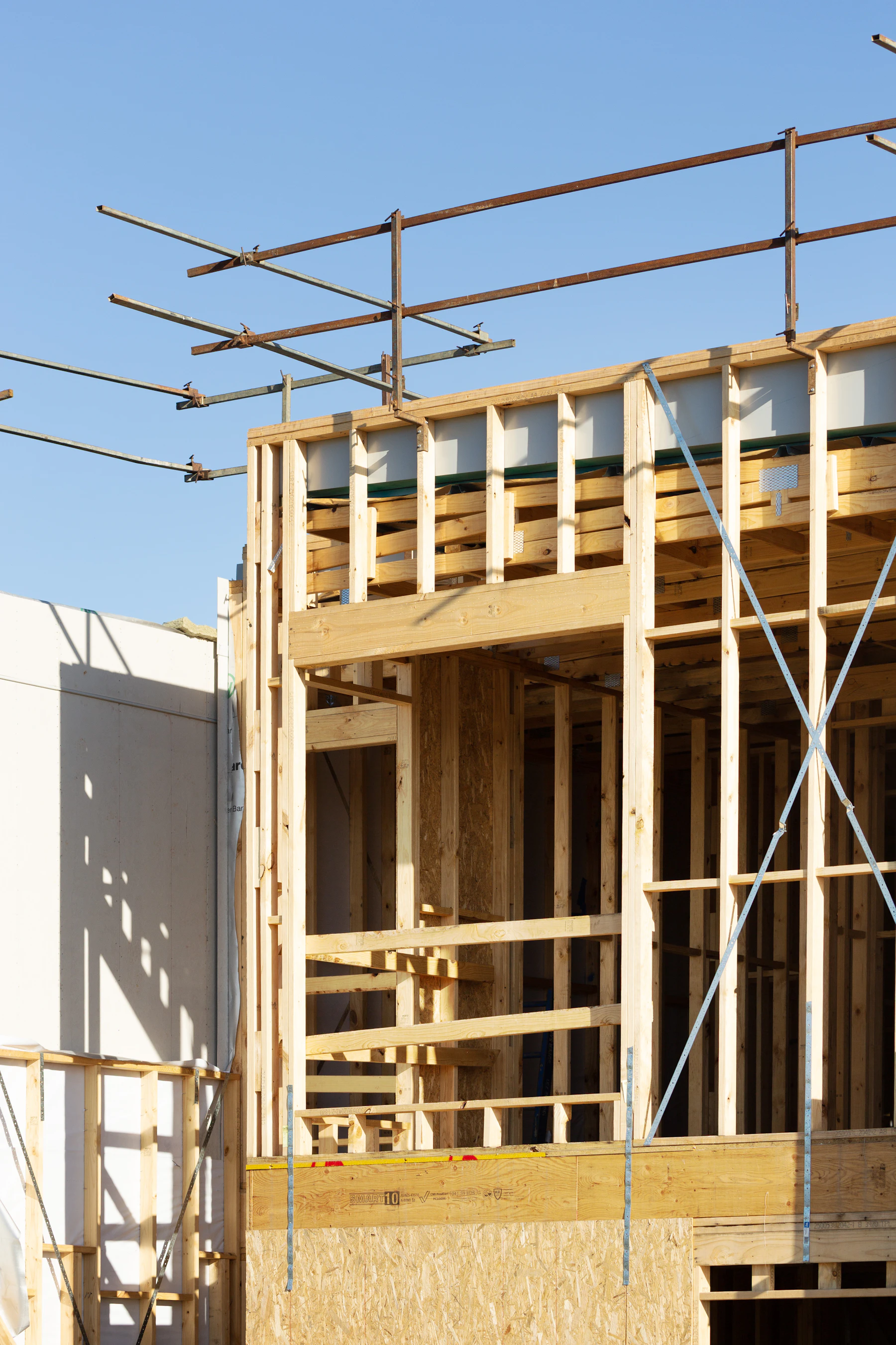Estructura modular de madera durante la fase de montaje