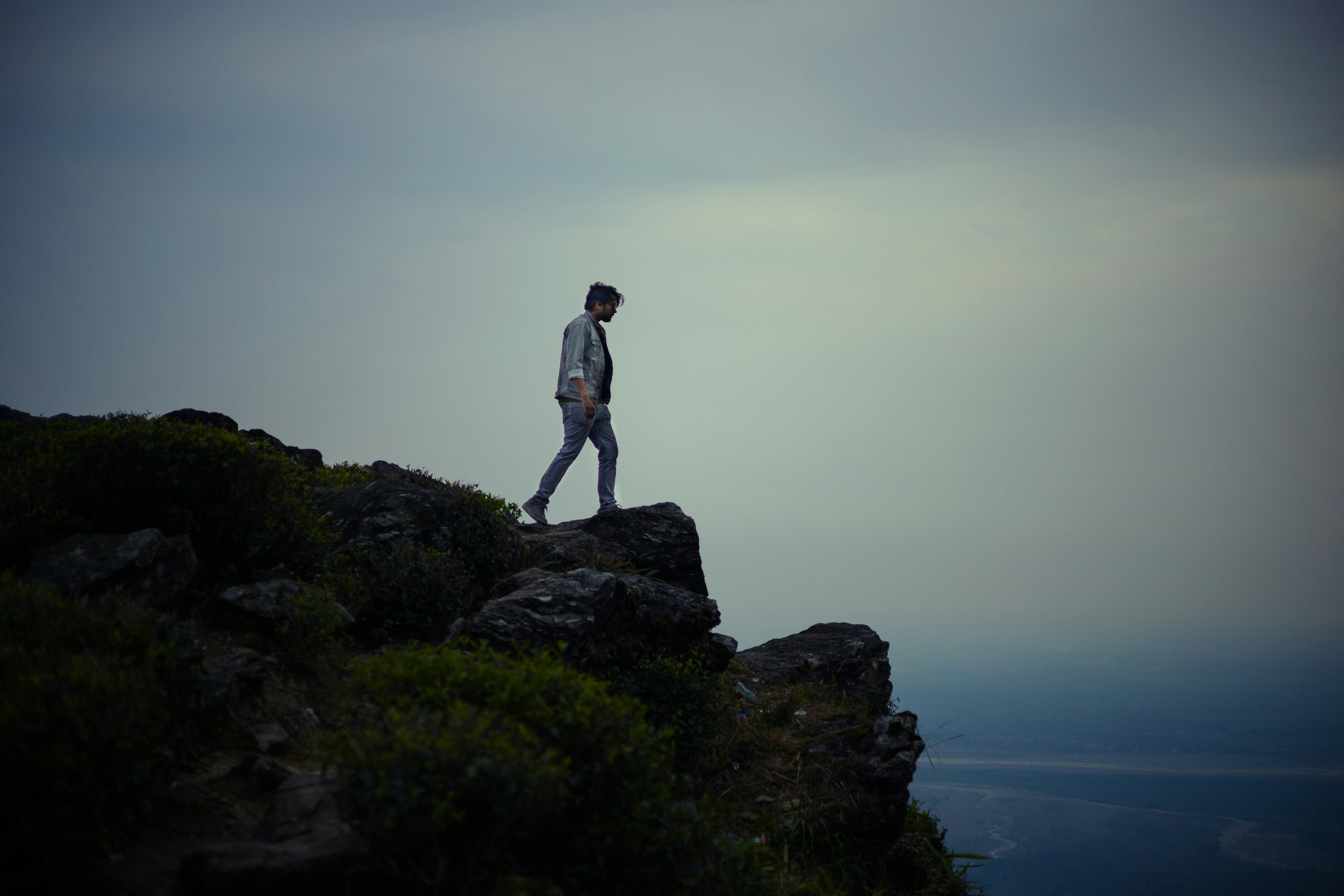 Un uomo cammina lungo il bordo della scogliera.