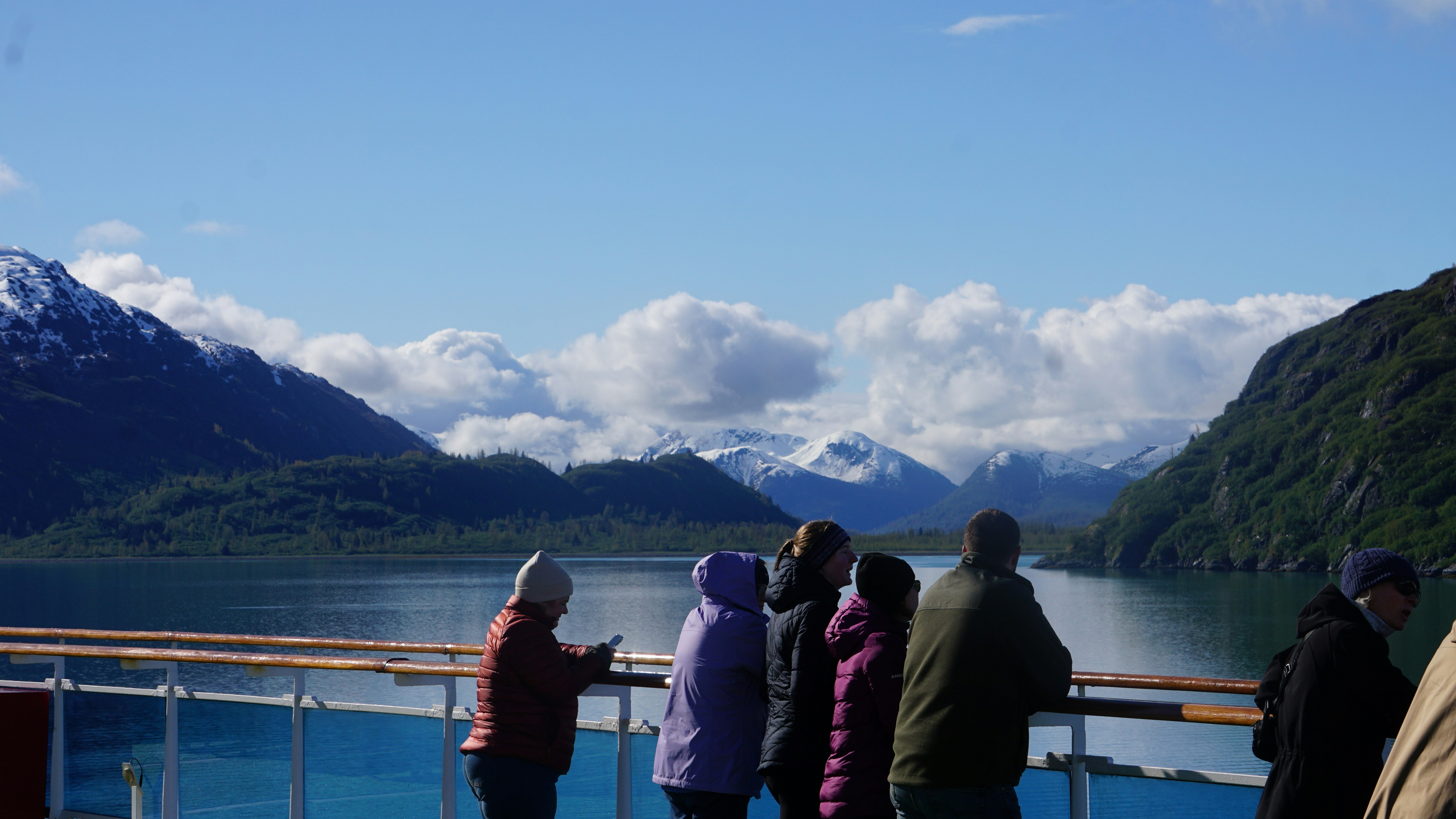 Die Menschen genießen die malerische Aussicht von einem Schiff aus.