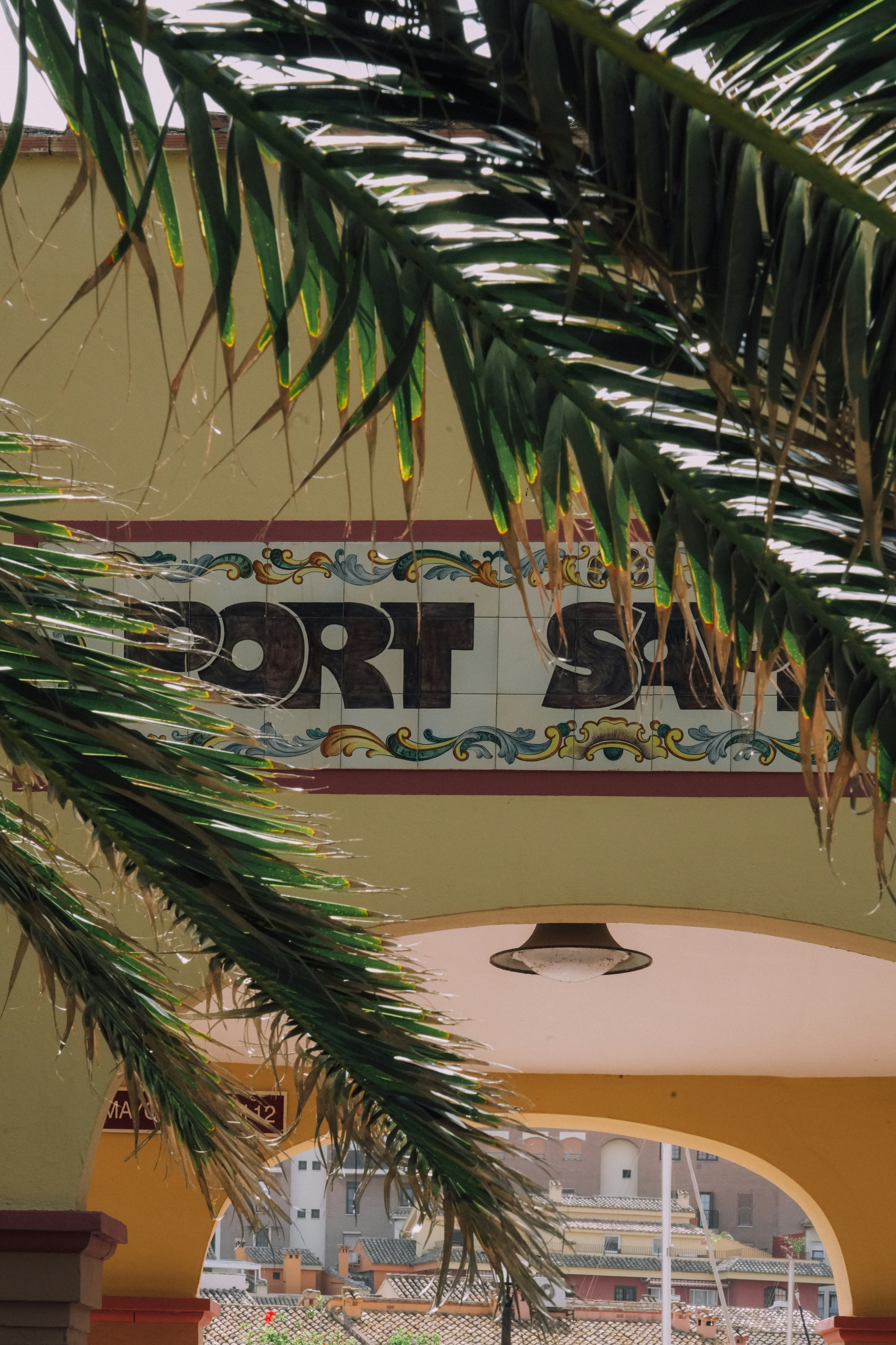 A sign for "port saia" is visible.