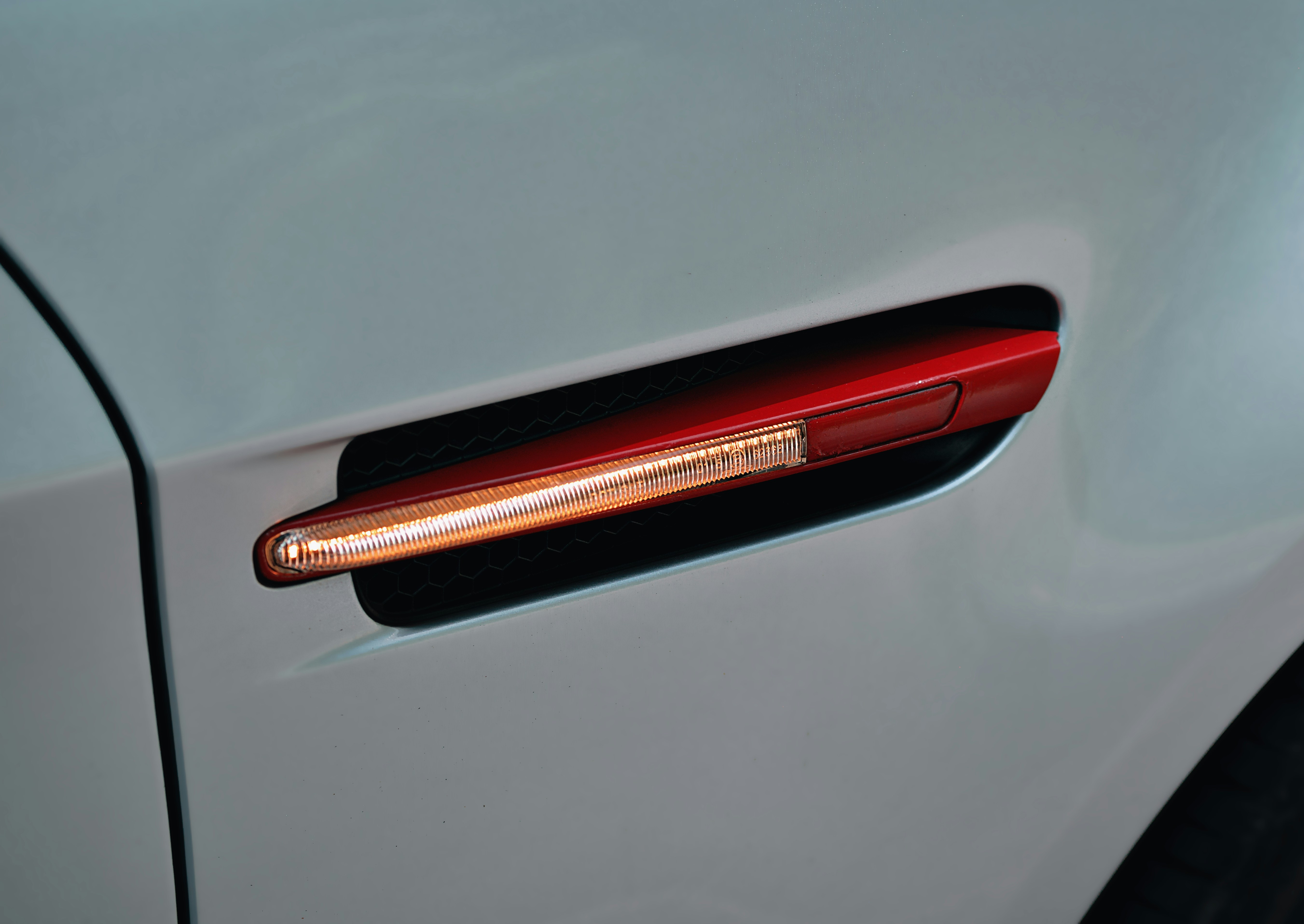 Il dettaglio del fanale posteriore dell'auto è stato illuminato in primo piano.