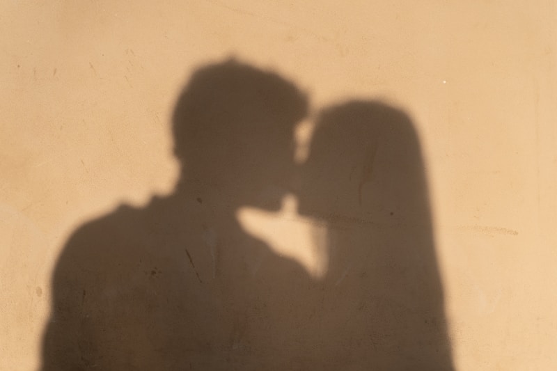 Sombras de beso apasionado