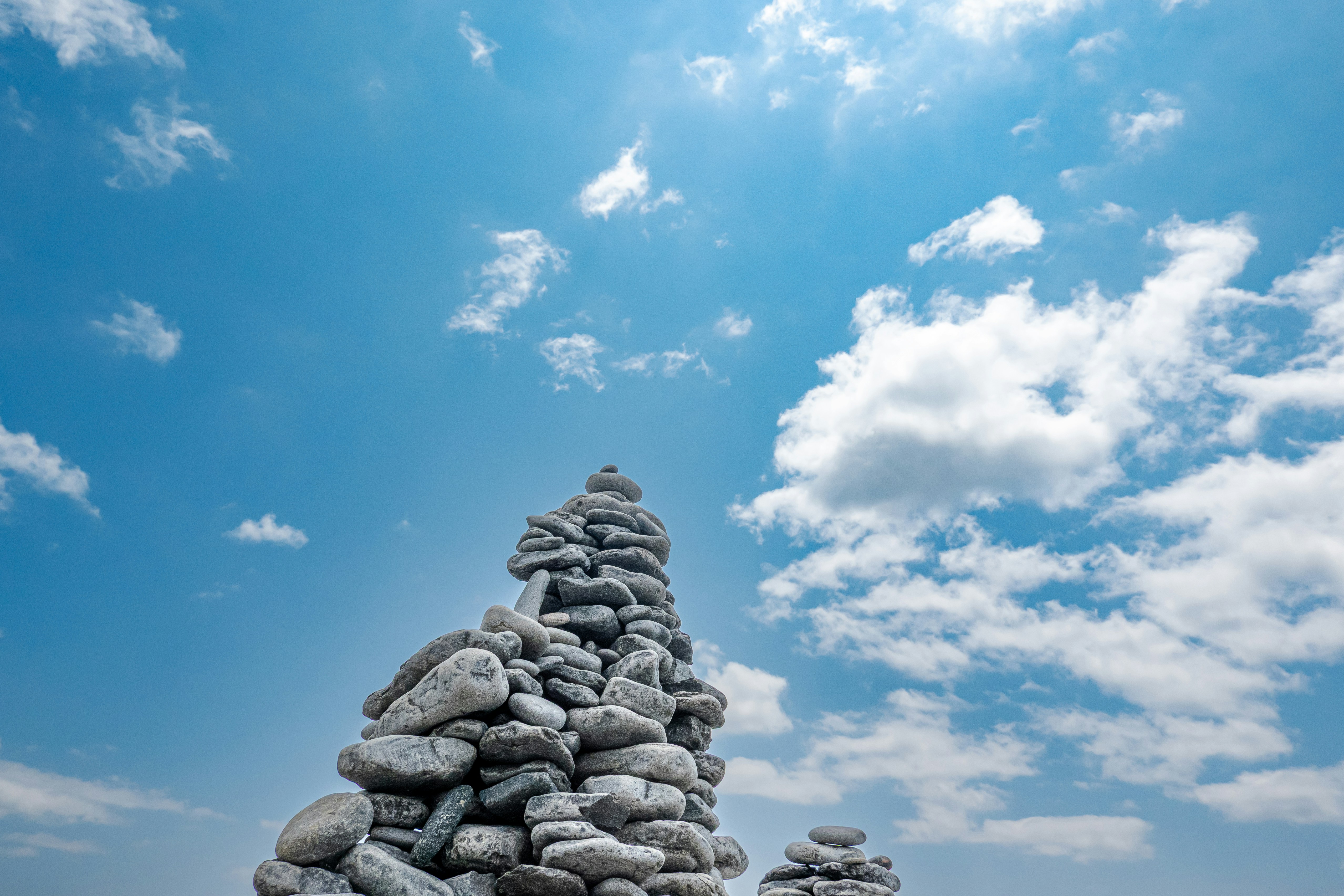 Ometti di pietra torreggiano sotto un cielo azzurro e luminoso. foto –  Immagine gratis di Pietra su Unsplash, image size:3000x2000