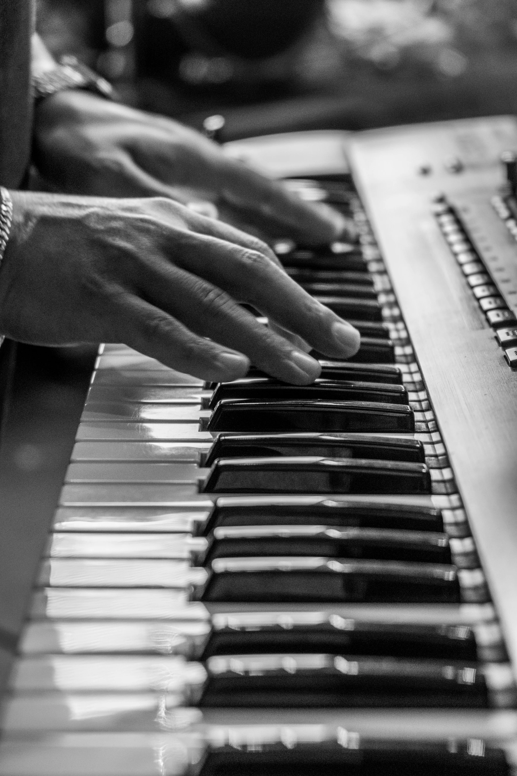 Manos de una persona tocando un teclado