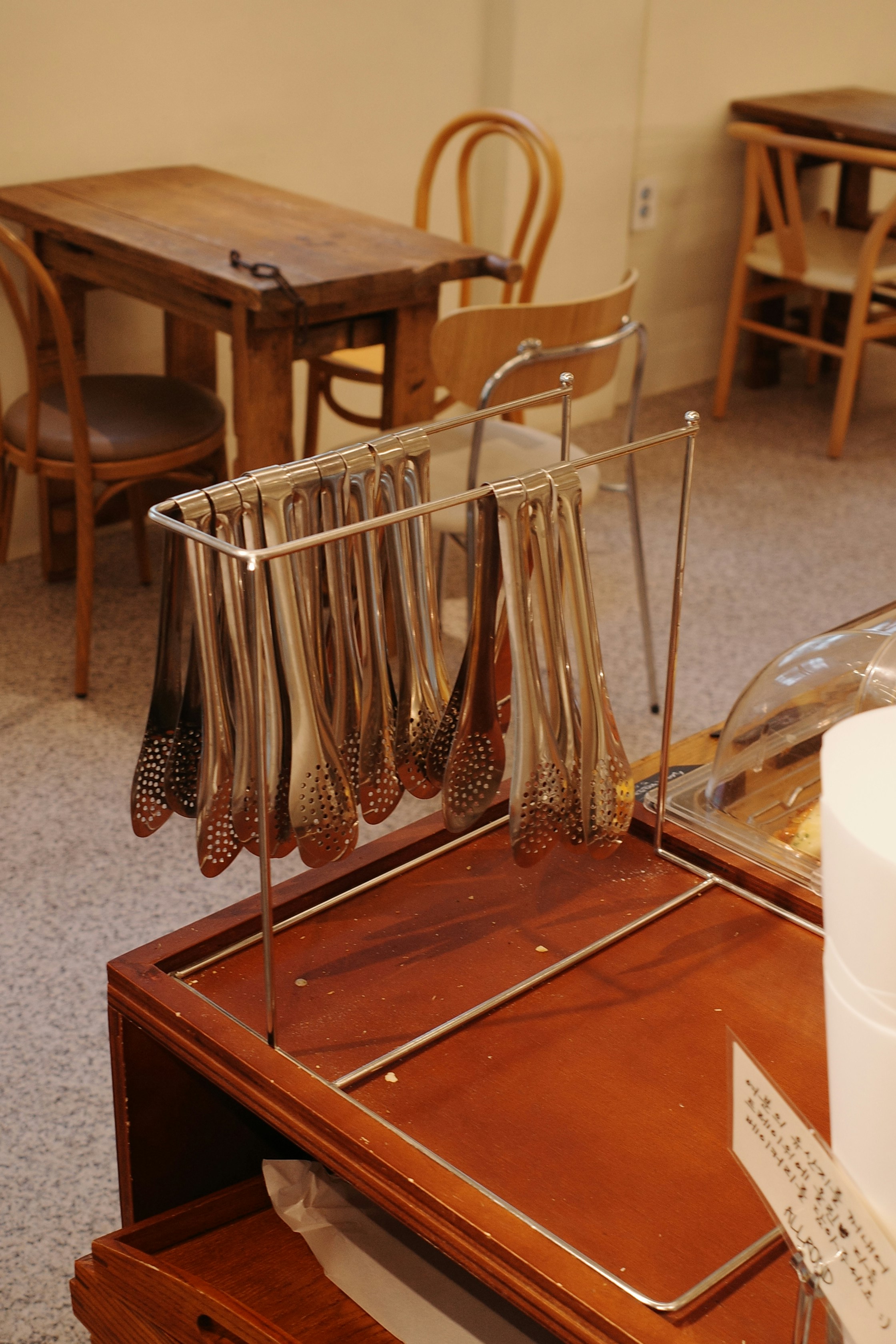 Eine Zange hängt an einer Servierstation.