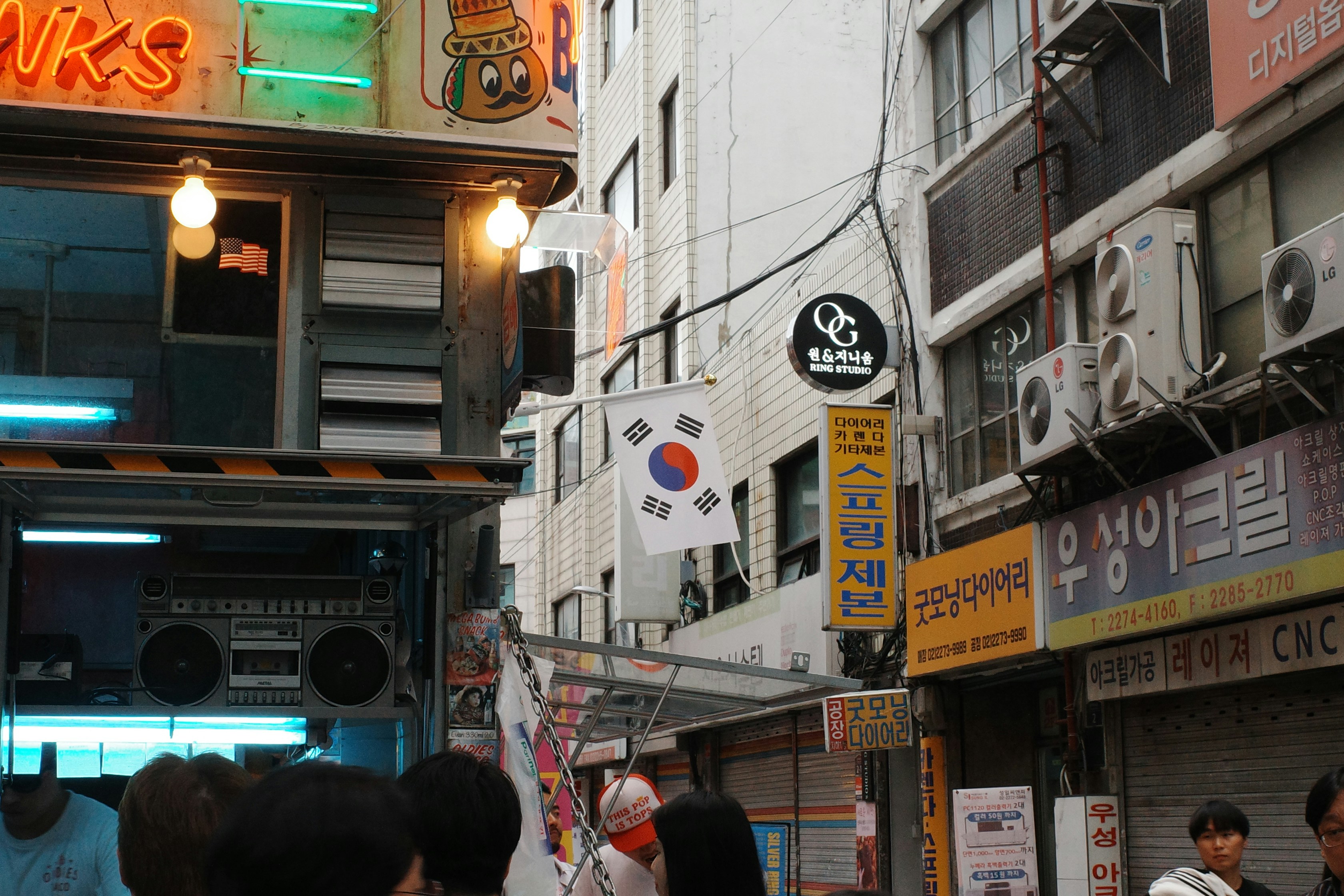 Eine Gasse in einer belebten Stadt mit Geschäften.