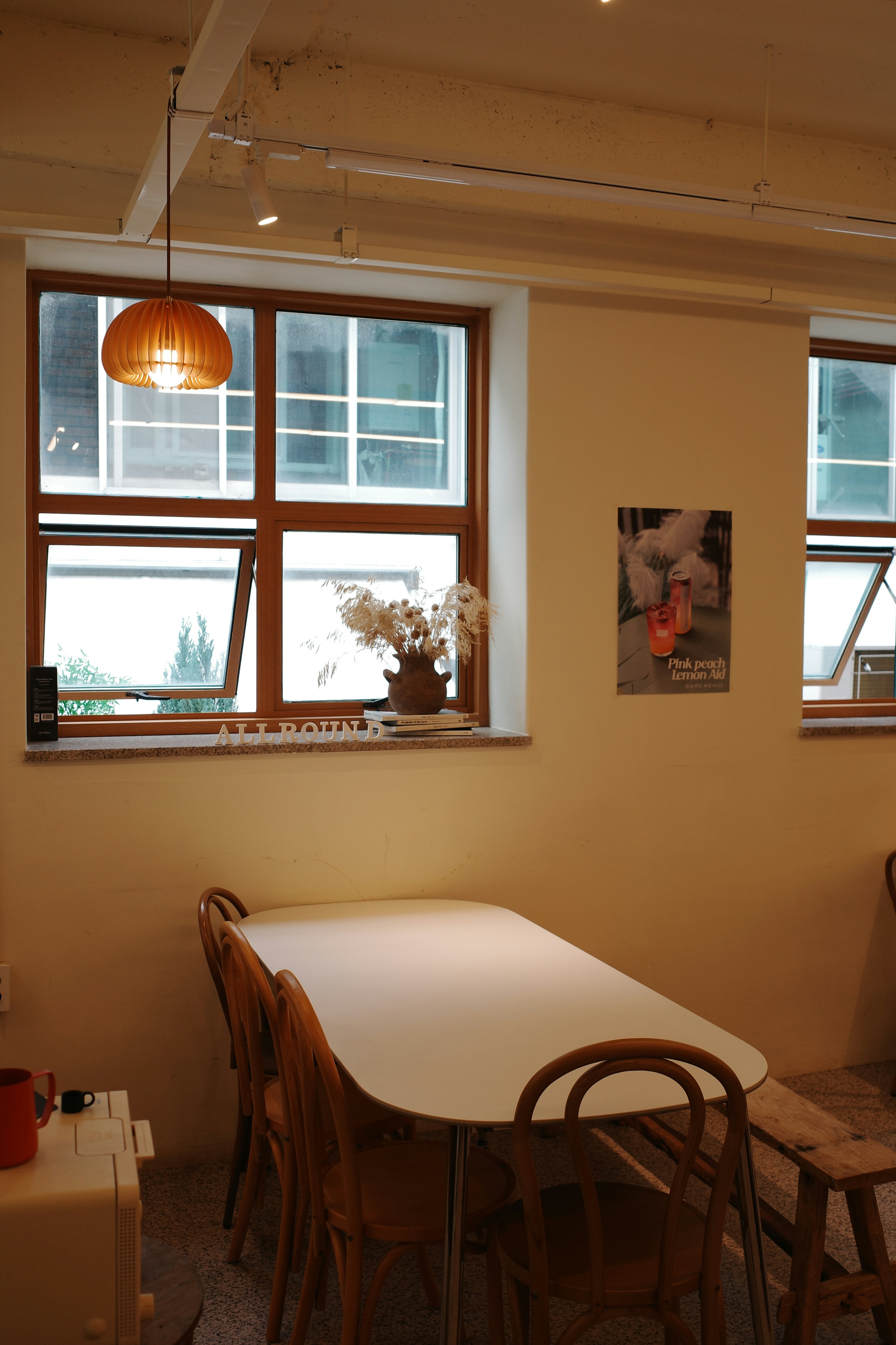 Ein gemütliches Café-Interieur mit Tisch und Stühlen.