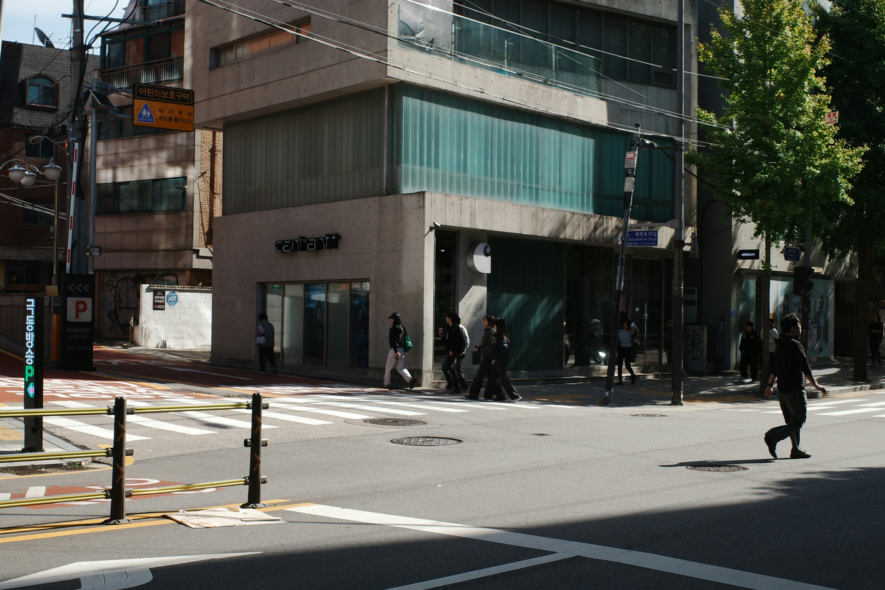 Eine Straßenszene mit Menschen, die sich überqueren.