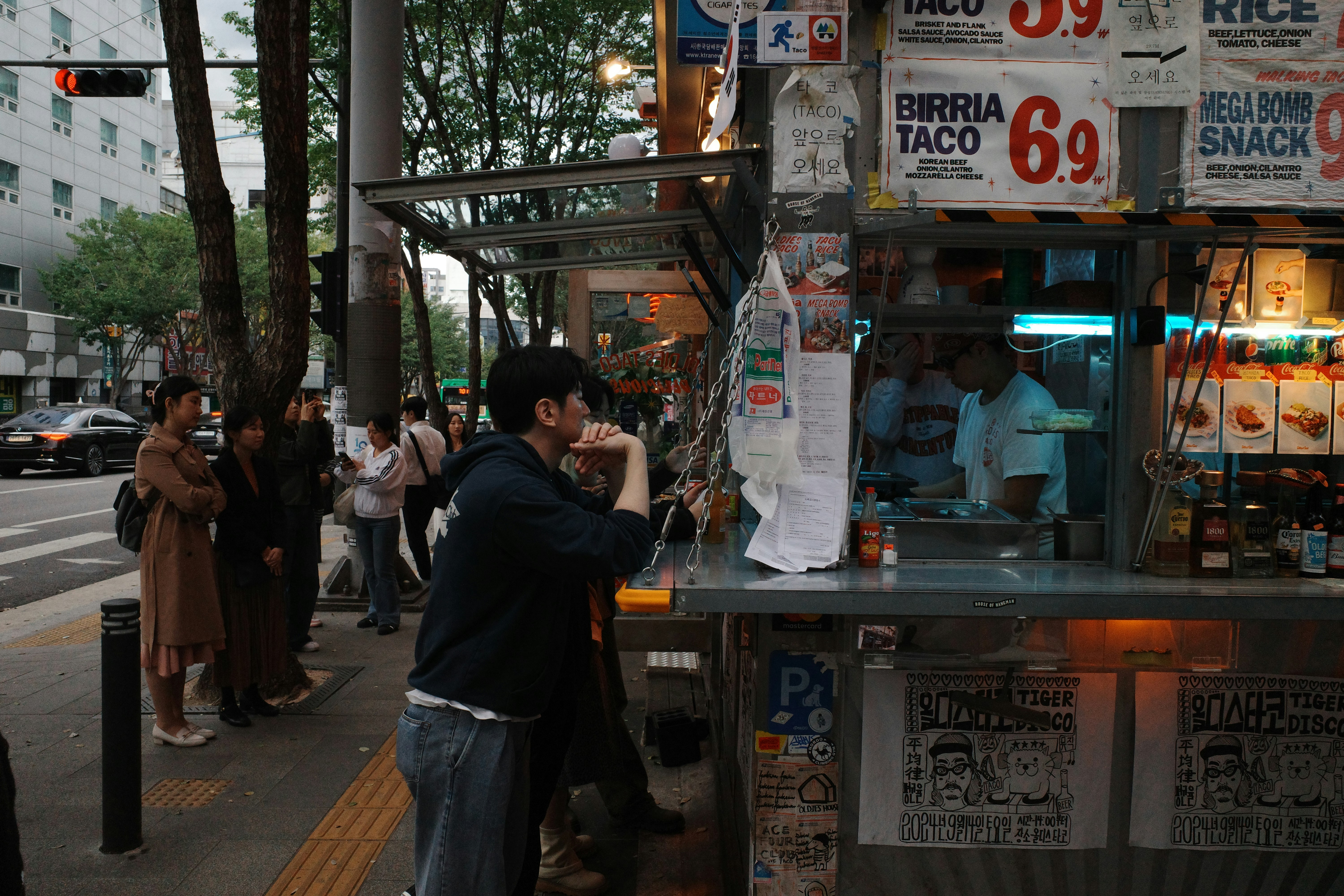 Menschen warten an einem Streetfood-Stand.
