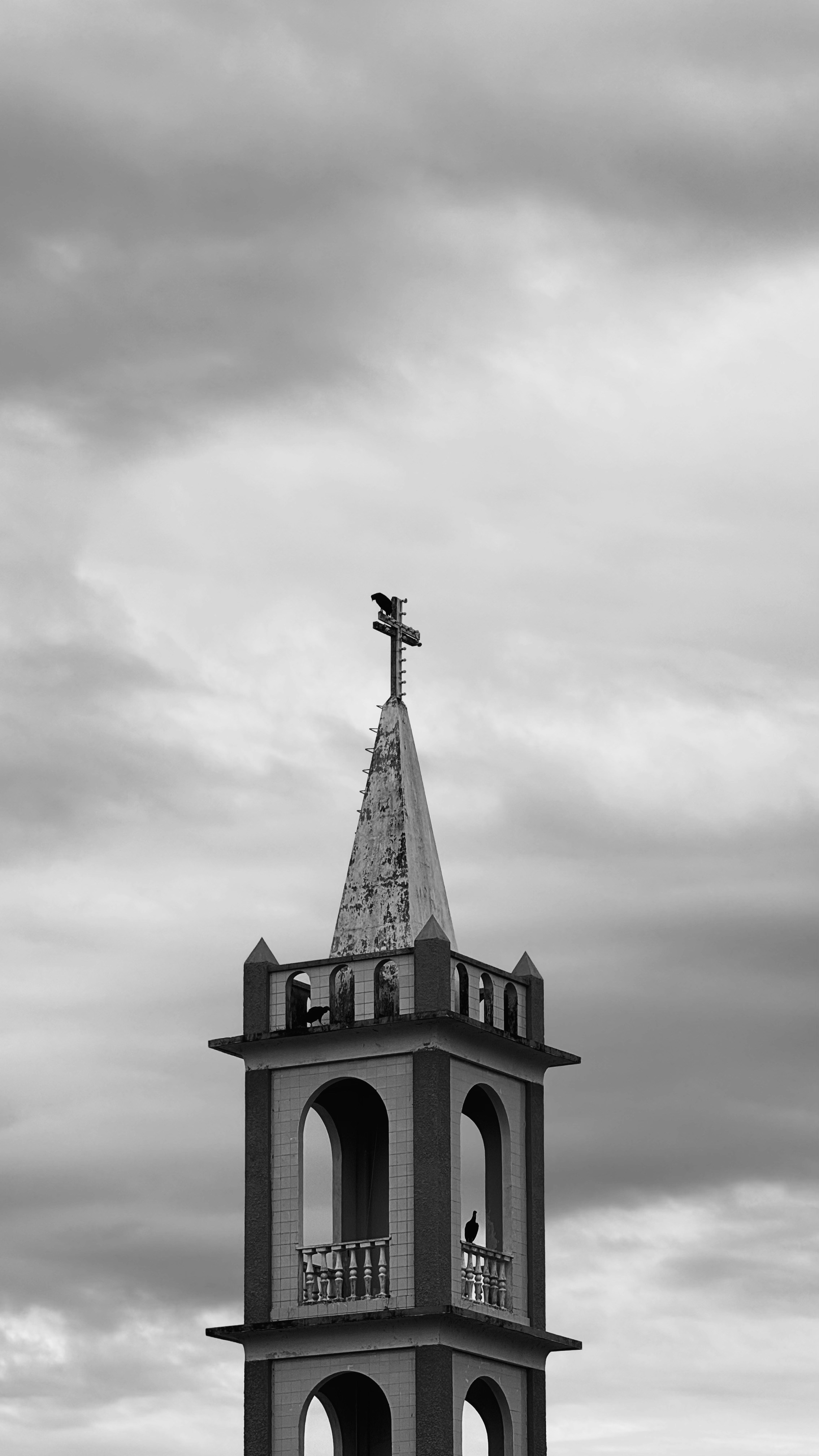 建物の上の十字架の白黒写真の写真 – Unsplashのスピリチュアル