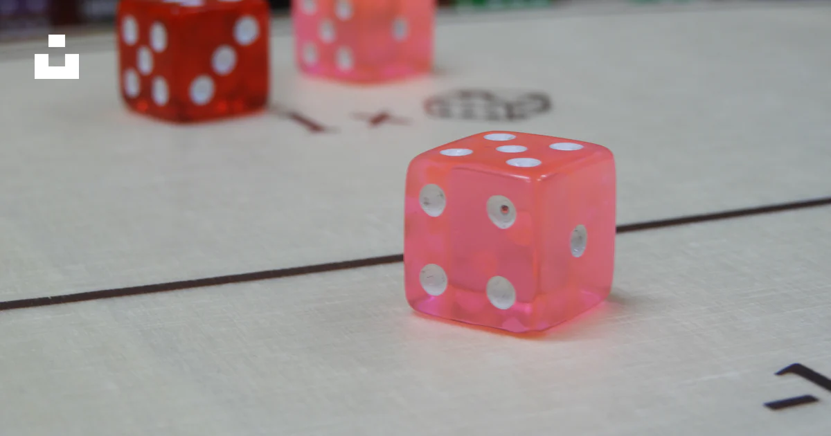 ボードゲームでサイコロを転がす。の写真 – Unsplashのピンクの無料画像