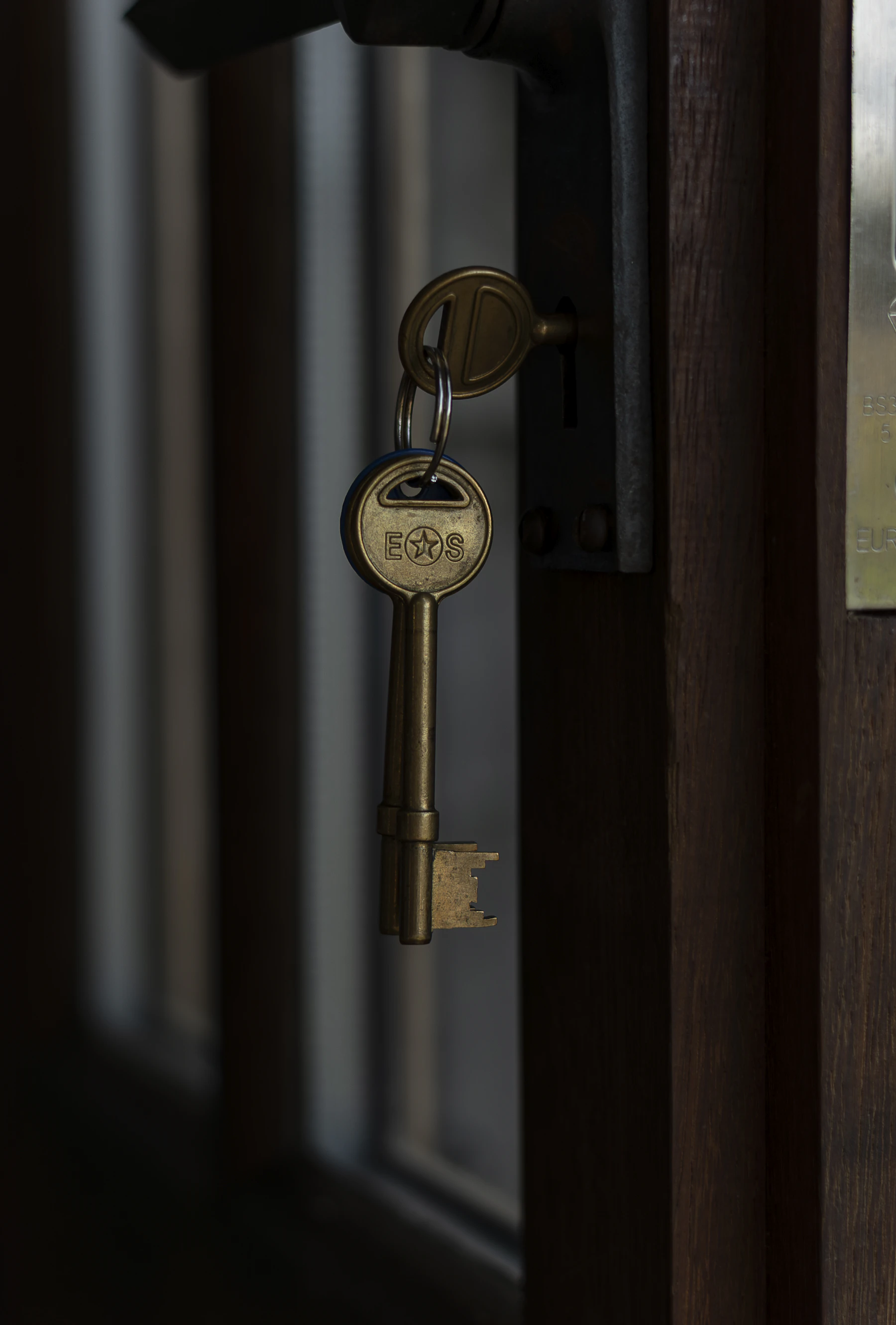 Clés suspendues dans une serrure de porte