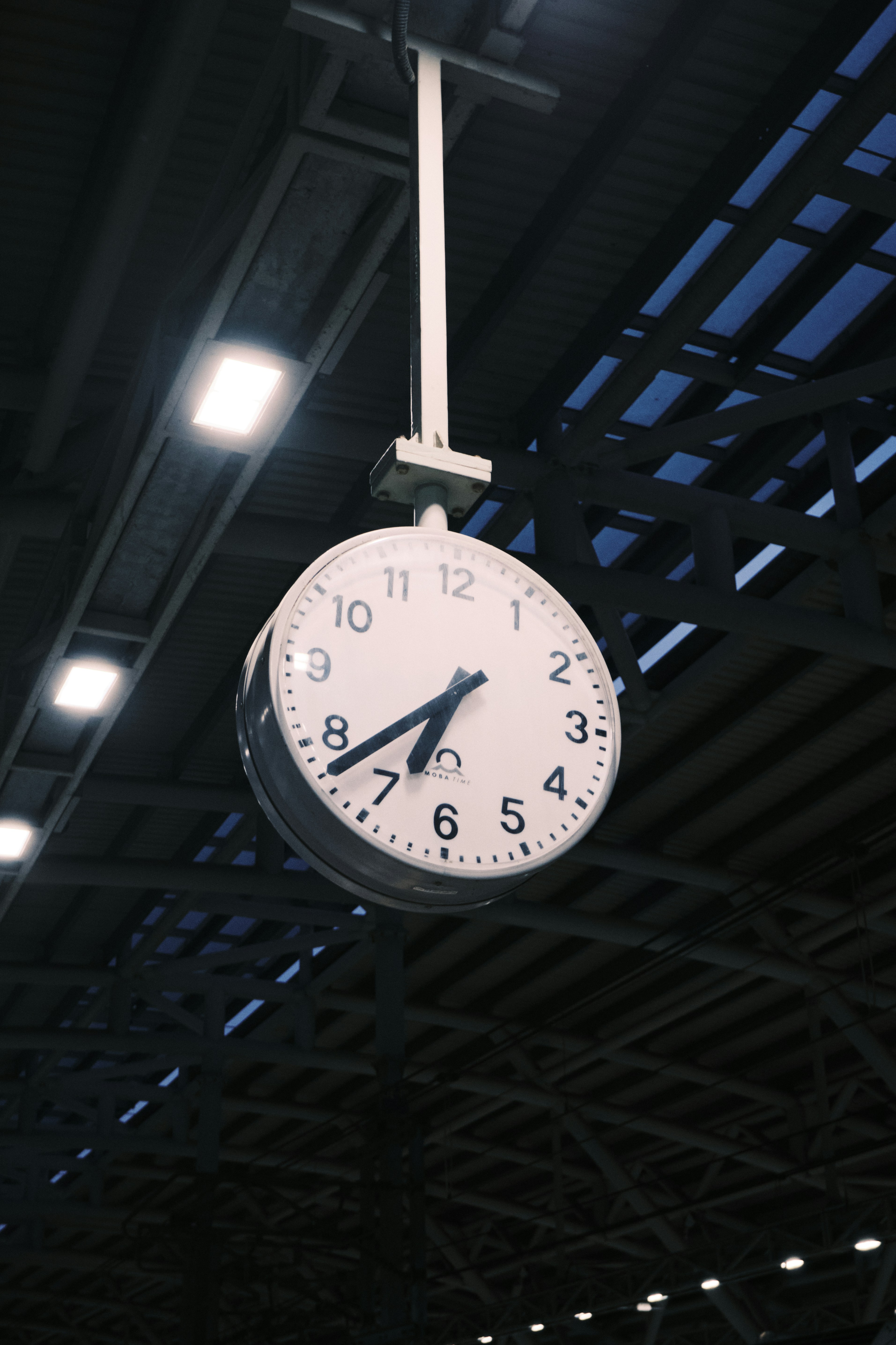 Relógio pendurado no teto.