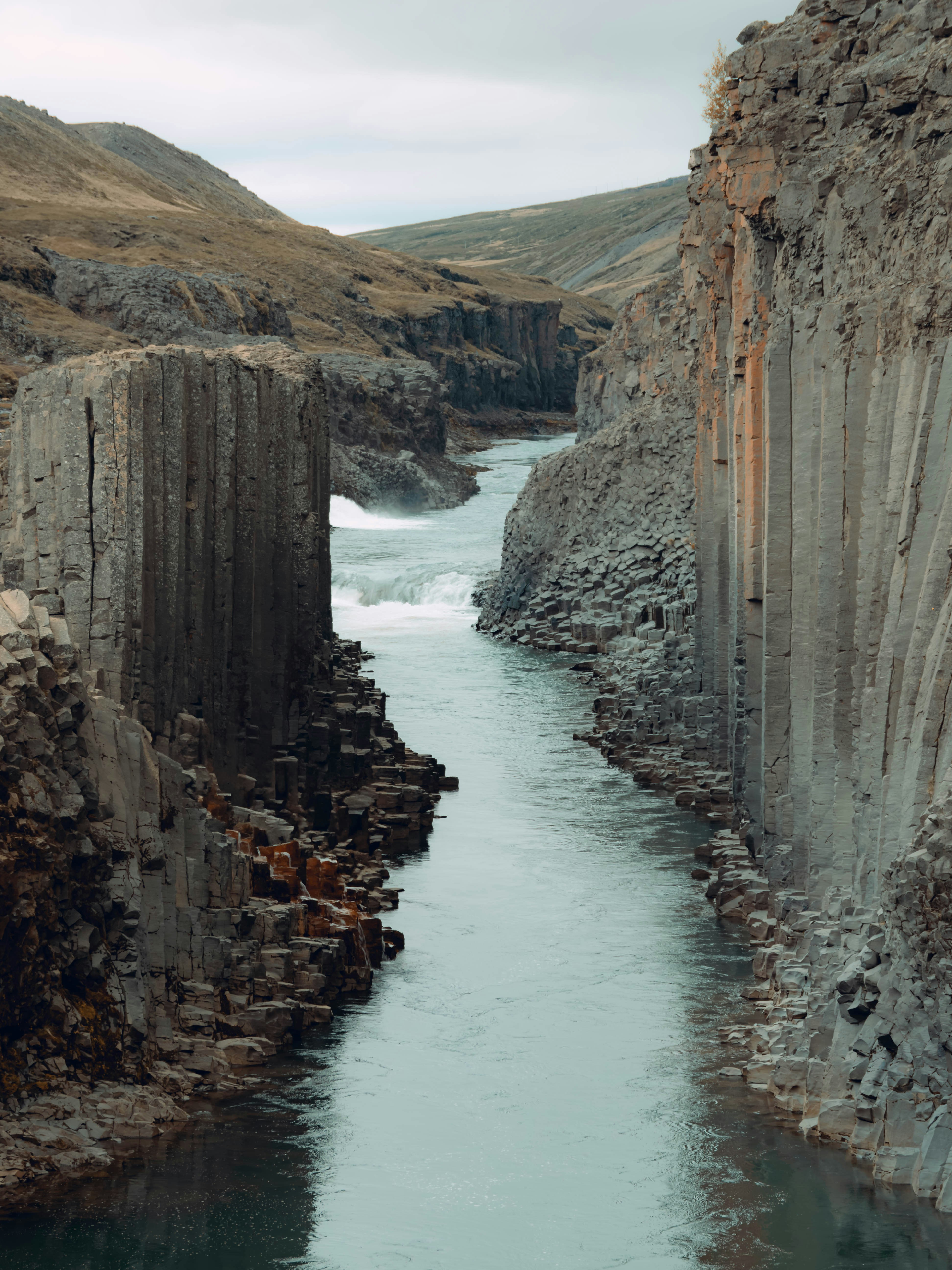 Un río fluye a través de un cañón cristalino.