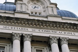 Exterior shot of a building with "secretaría de comunicaciones."