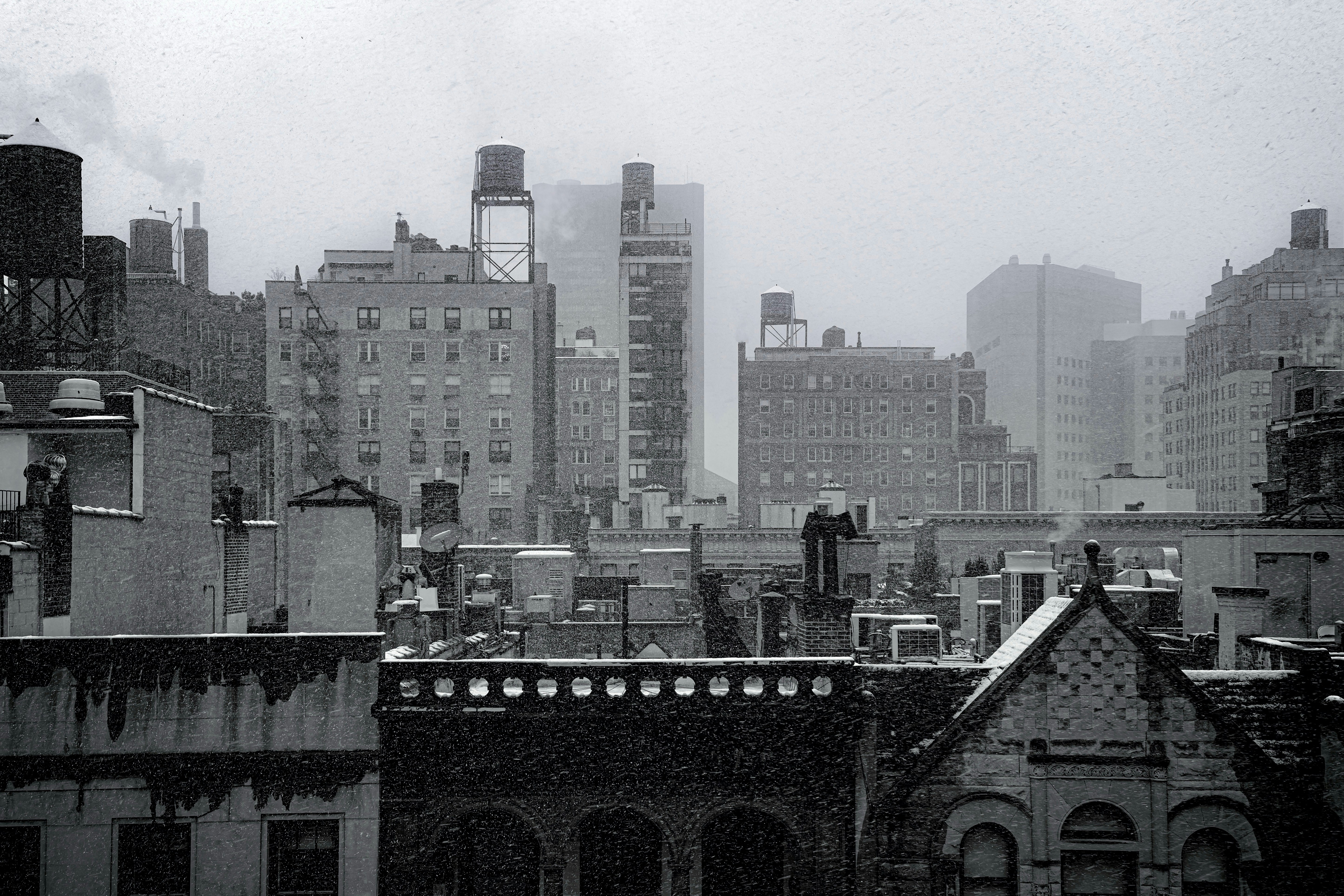 Un paysage urbain enneigé par une journée grise et couverte.