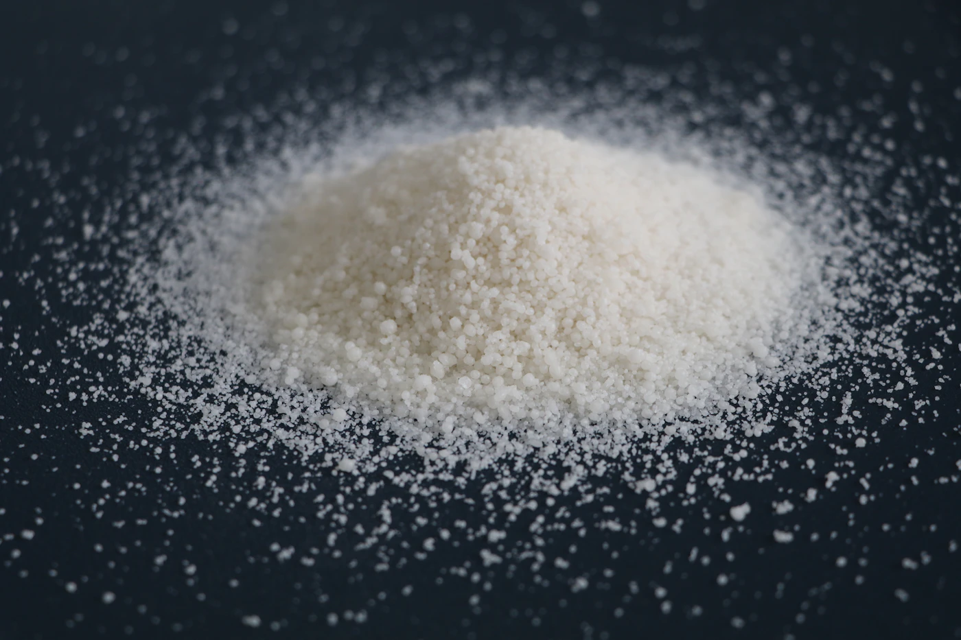 A loose powder for acne-prone skin: how the format works, and how to read an "83% reduction" claim