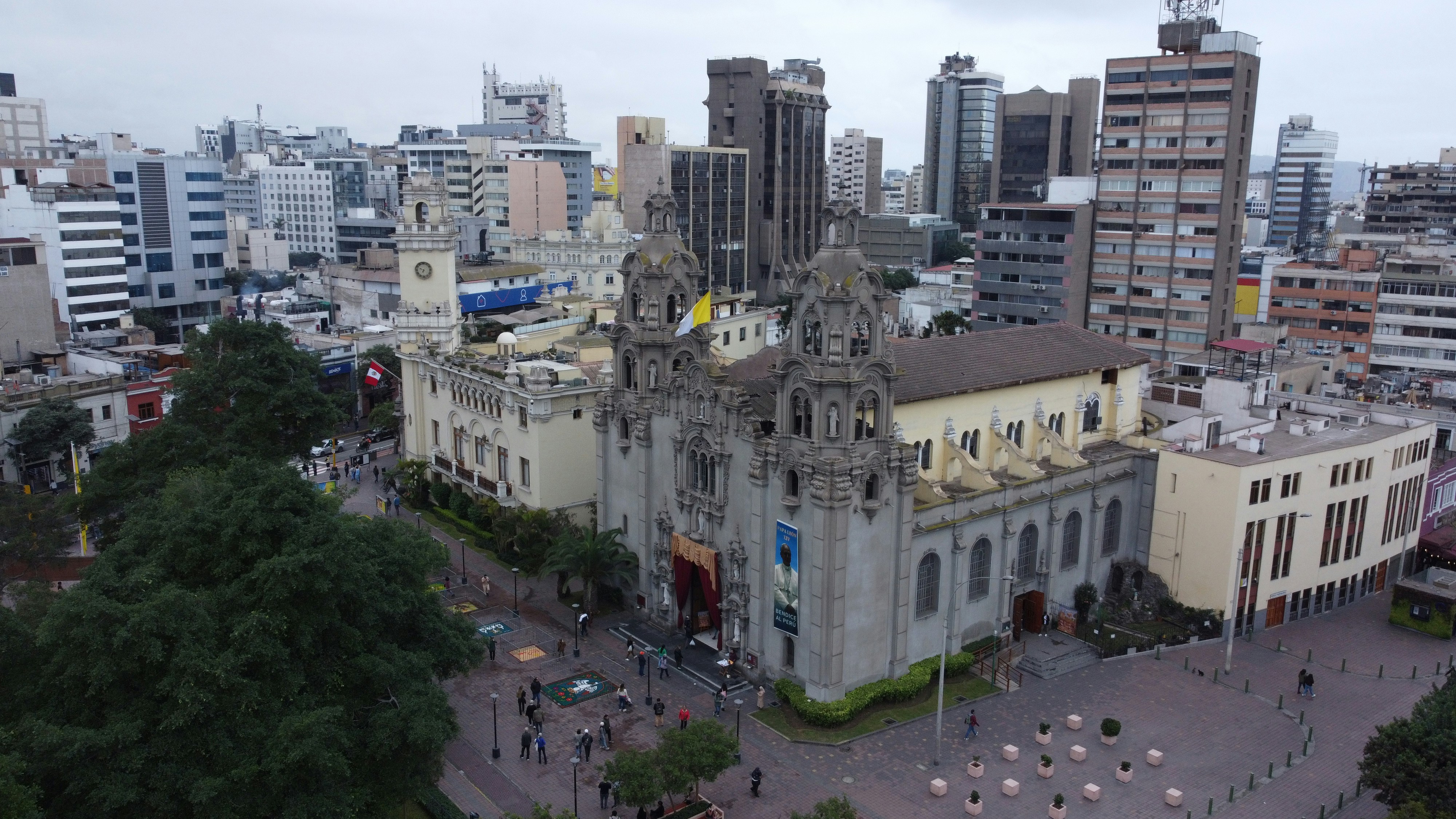 Illustrative photo: Aerial view of a city with a church