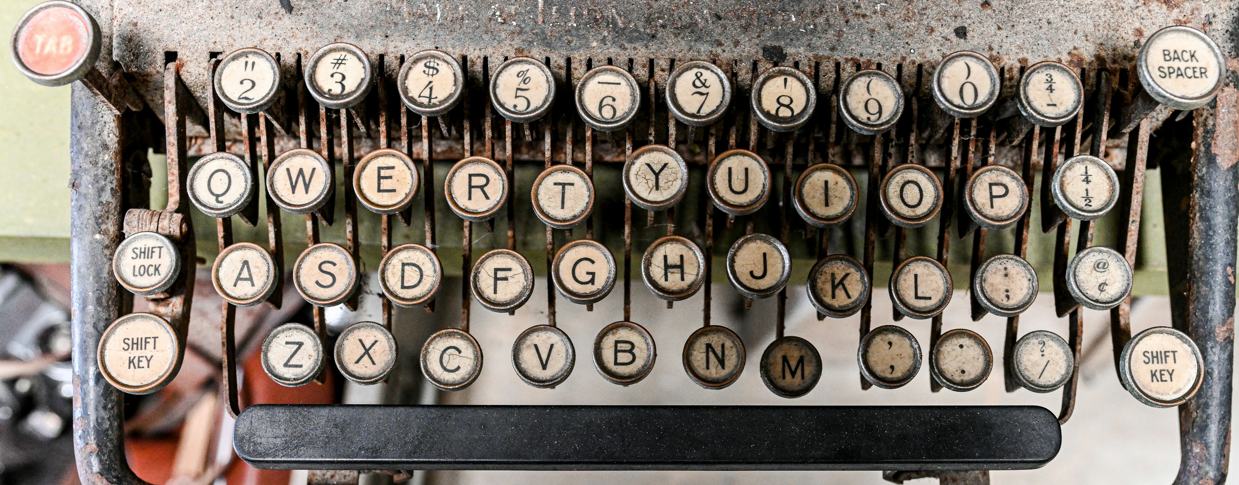 Nahaufnahme der Tasten auf einer Vintage-Schreibmaschine.