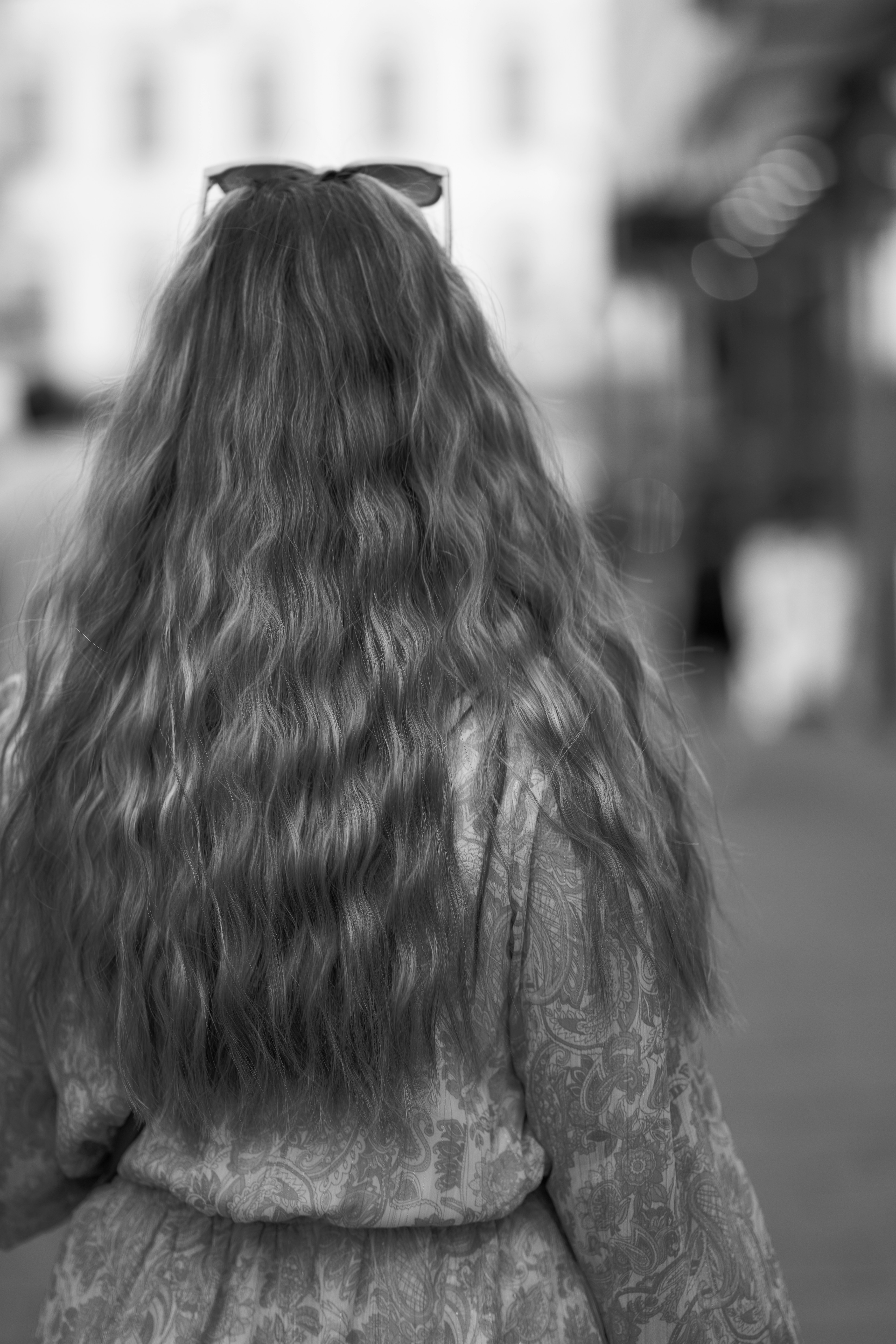 La mujer con cabello largo y ondulado se aleja.