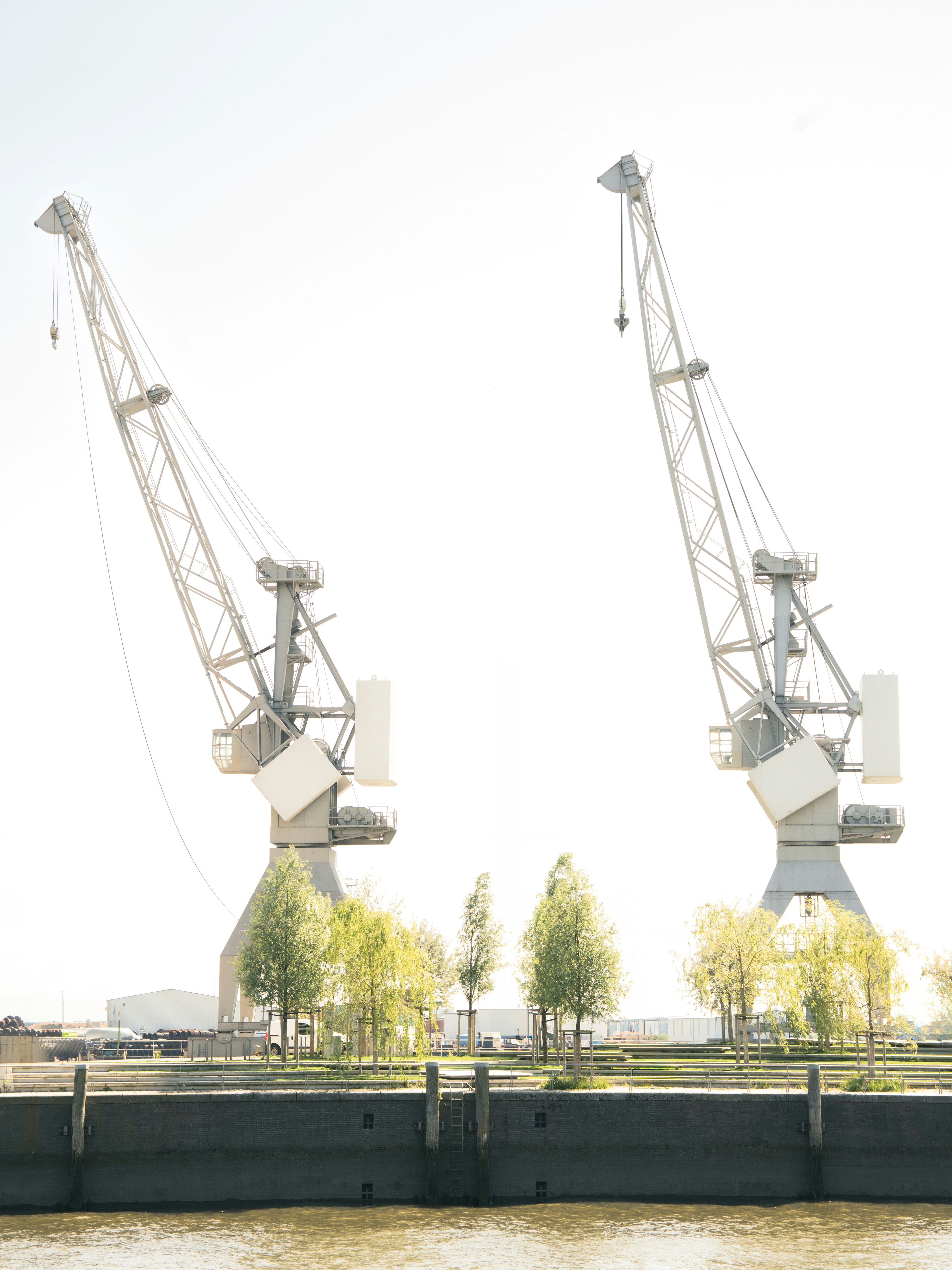 Zwei Industriekrane ragen hoch in den Himmel