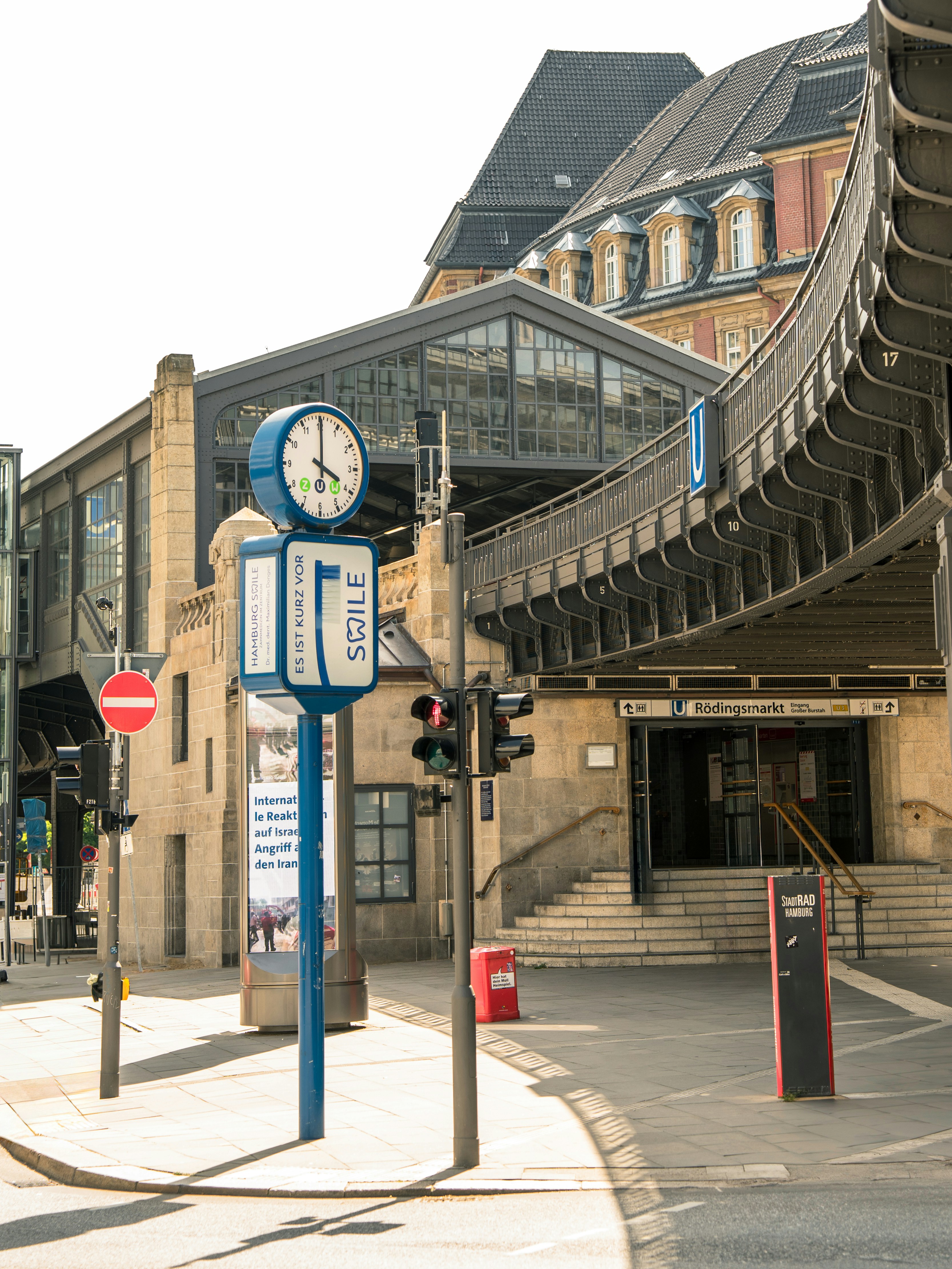 Ein altes Gebäude und eine U-Bahn-Station in der Stadt