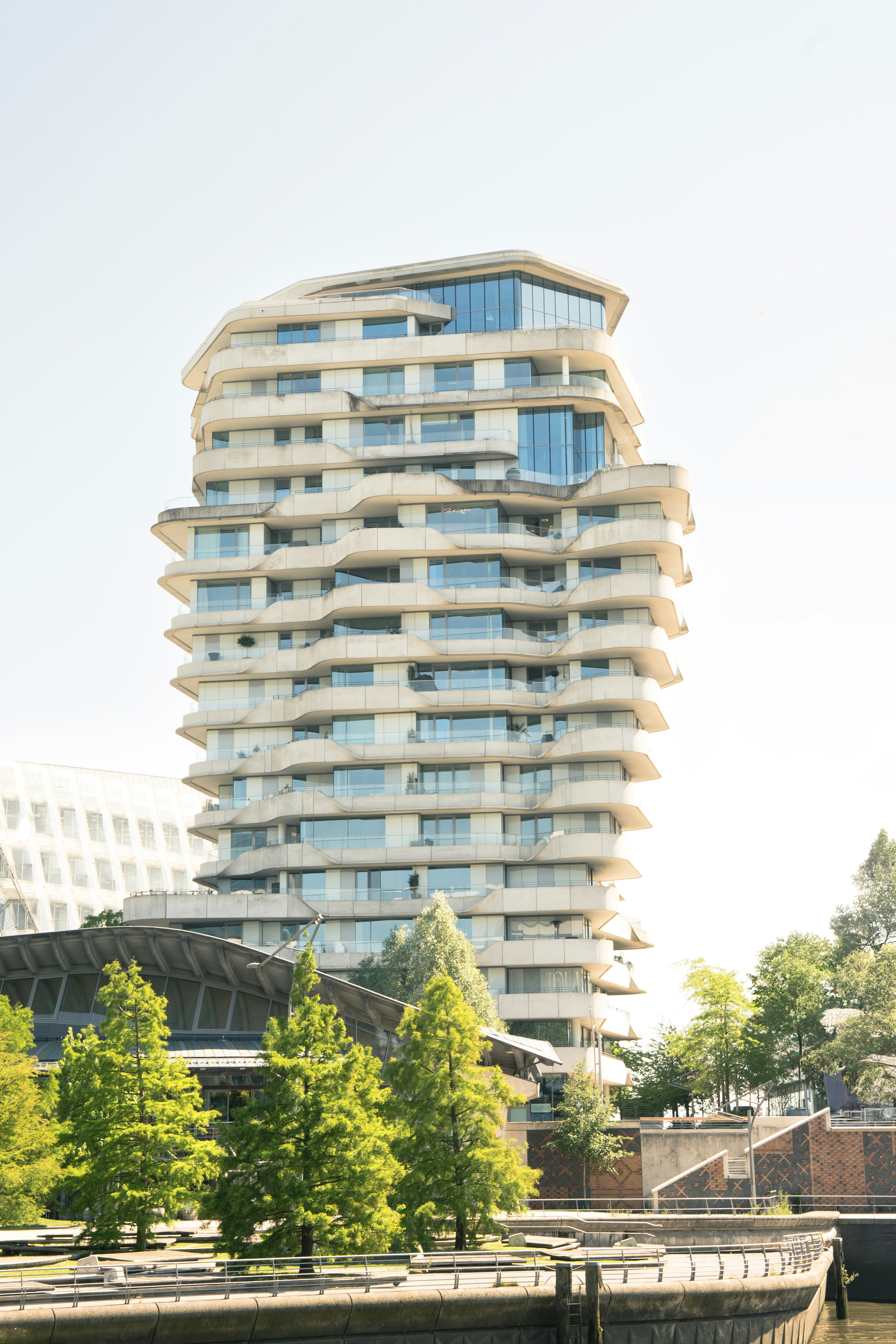 Ein modernes, einzigartiges Gebäude steht hoch in der Sonne