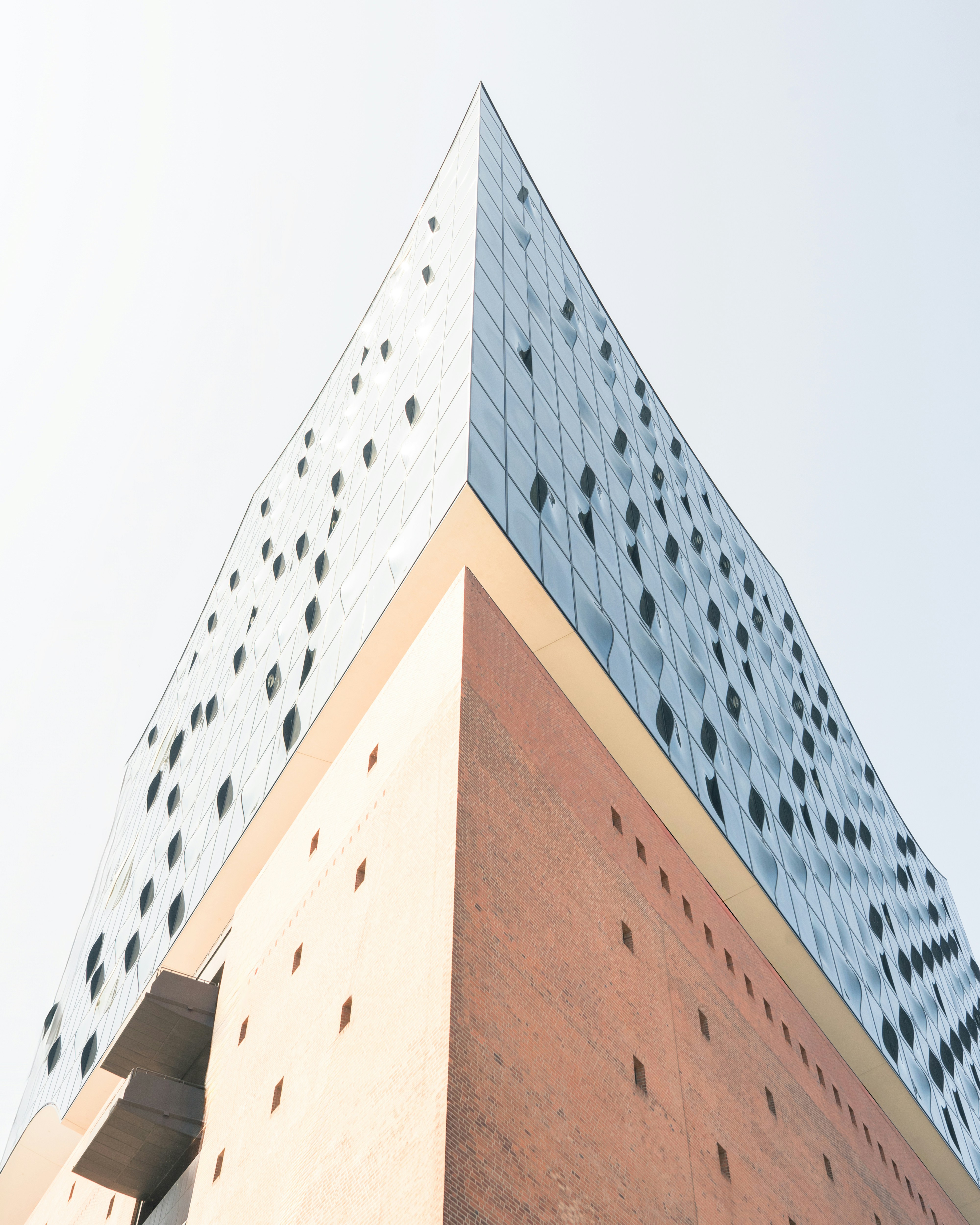 Ein modernes Gebäude streckt sich in den Himmel