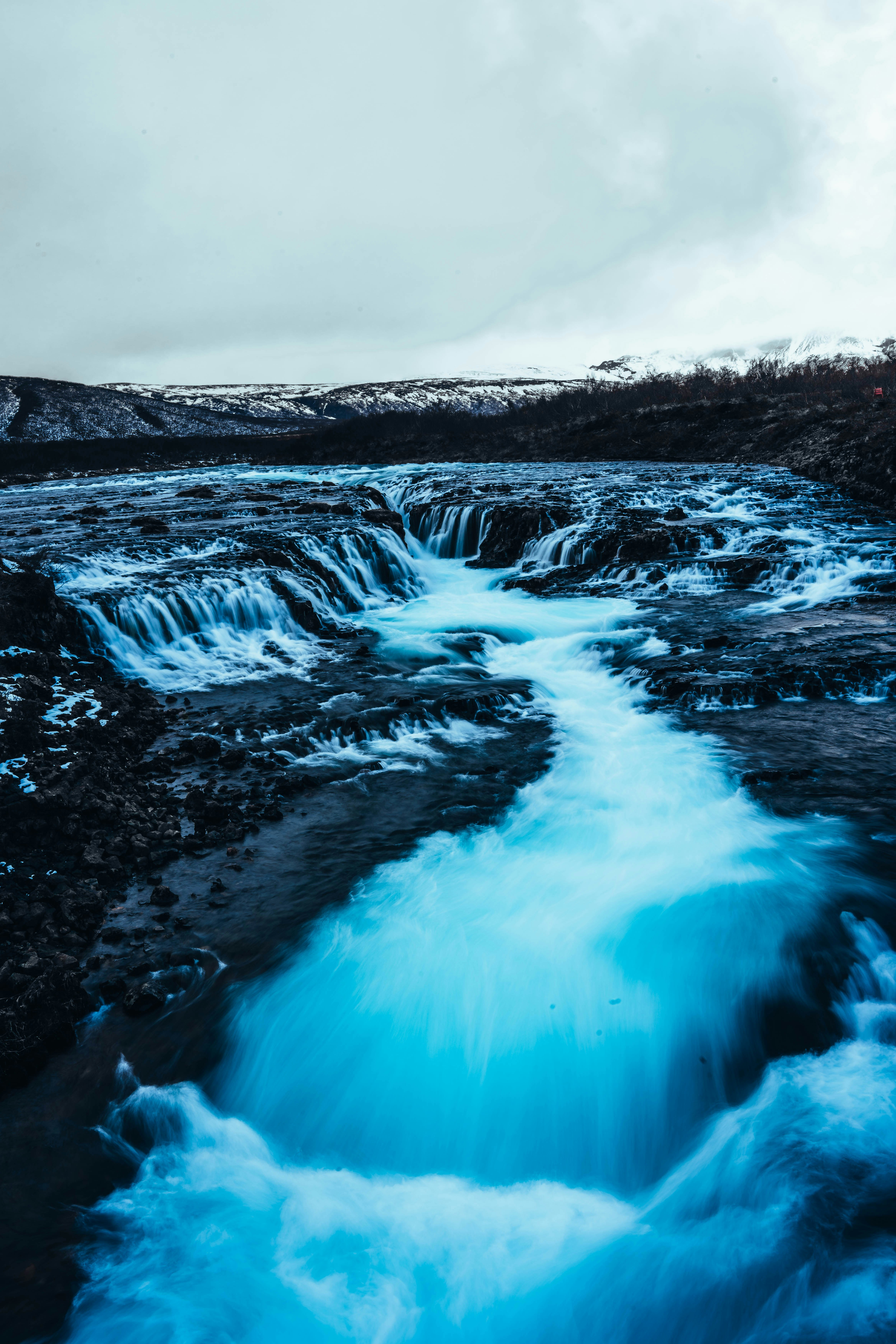 A beautiful waterfall flows through rocky terrain. photo – Free Sea Image  on Unsplash, image size:3000x4500