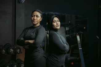 Deux femmes qui posent en croisant les bras