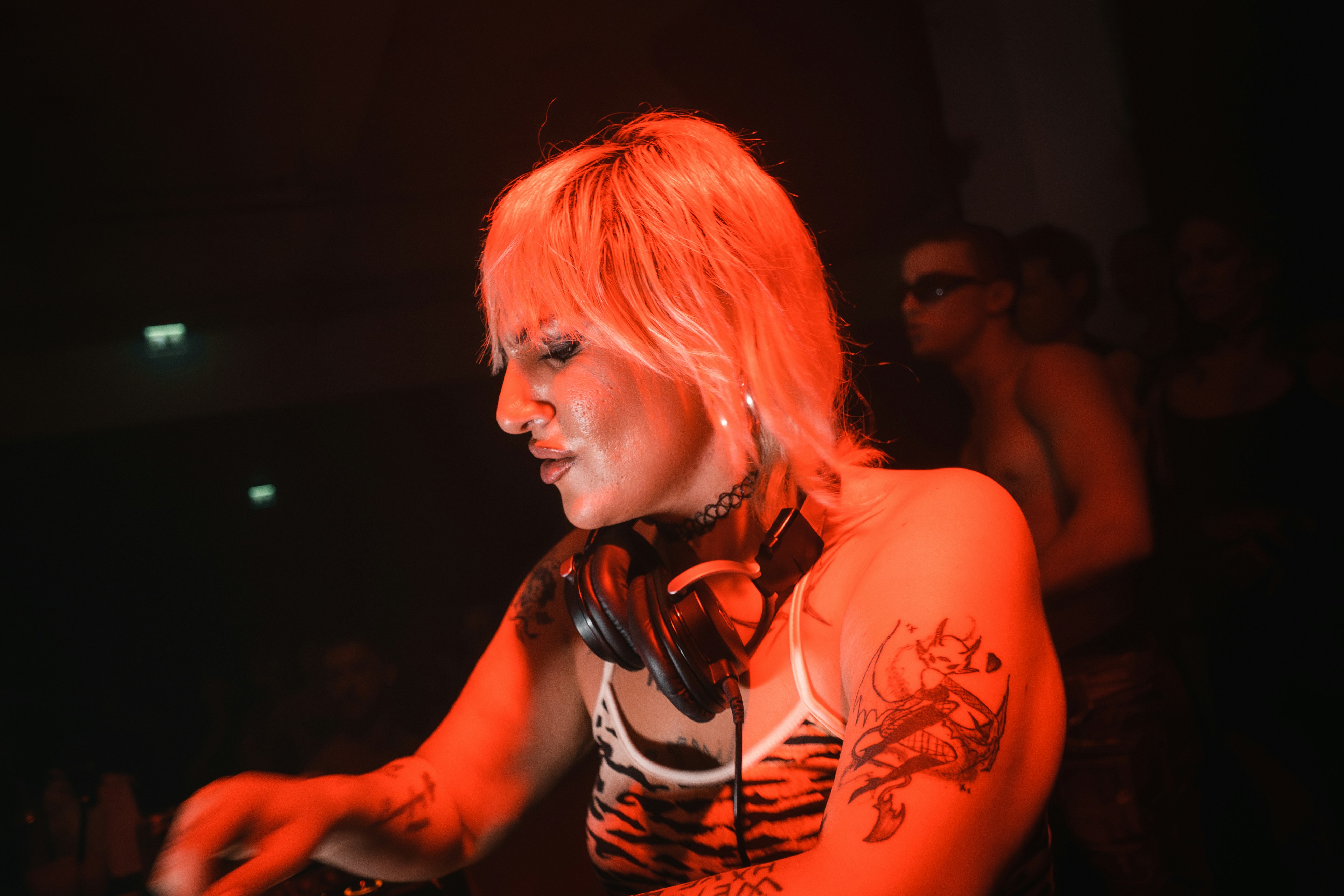 Image de KI/KI électrise les dancefloors avec son rework trance de What’s a Girl to Do