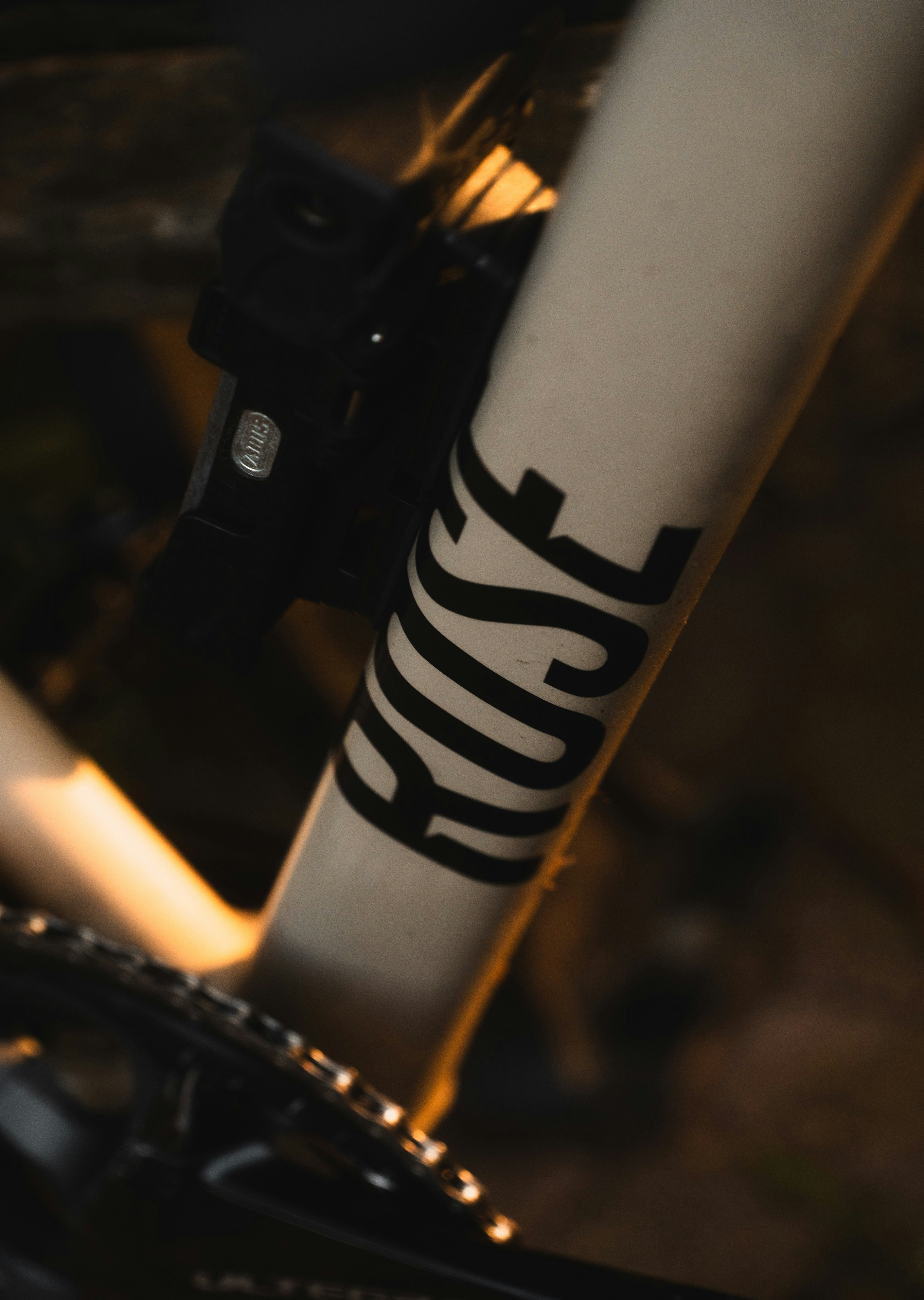 自転車のフレームには「rise」の文字が描かれています。