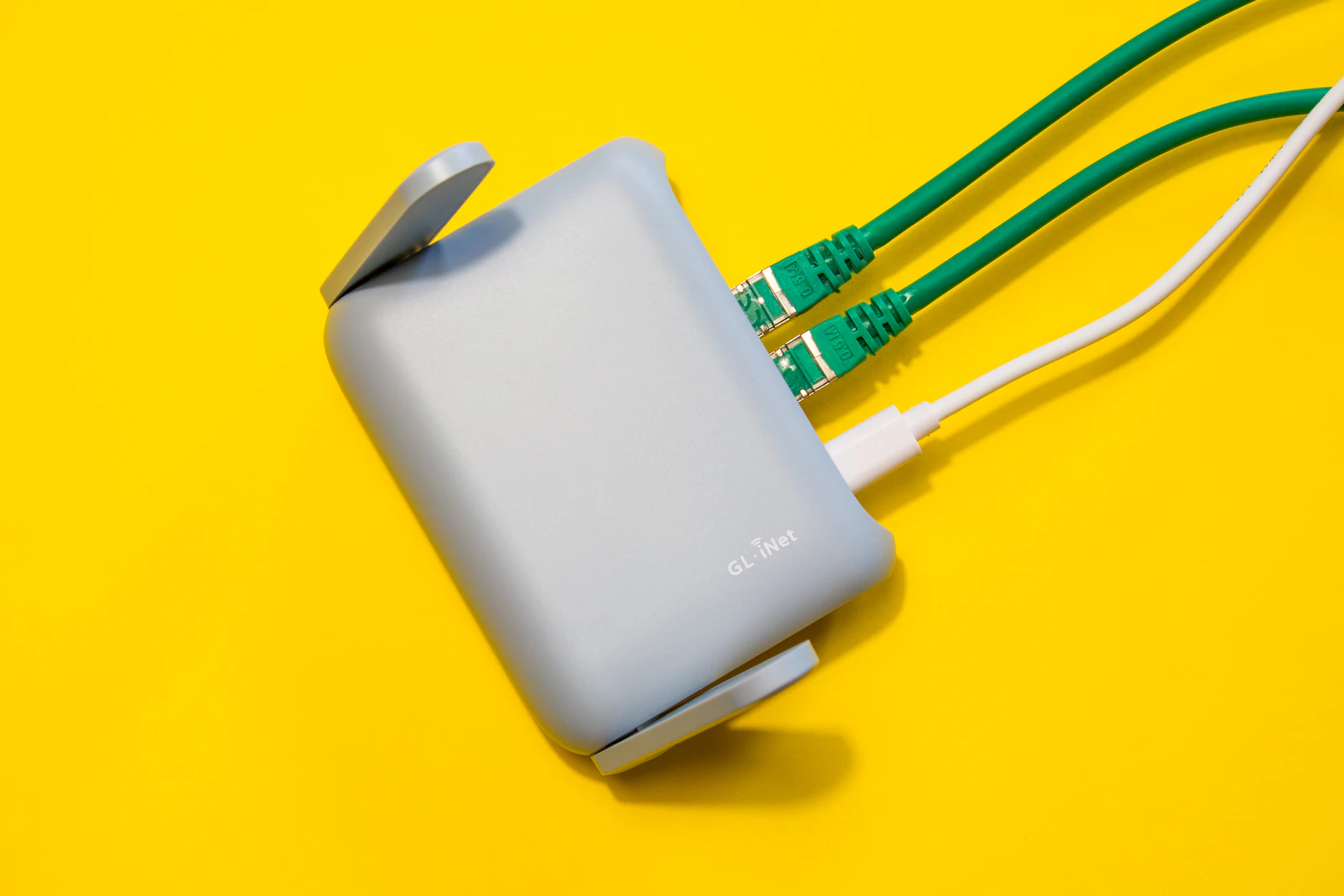 Router con cables de red conectados, representando un nodo central de una topología en estrella