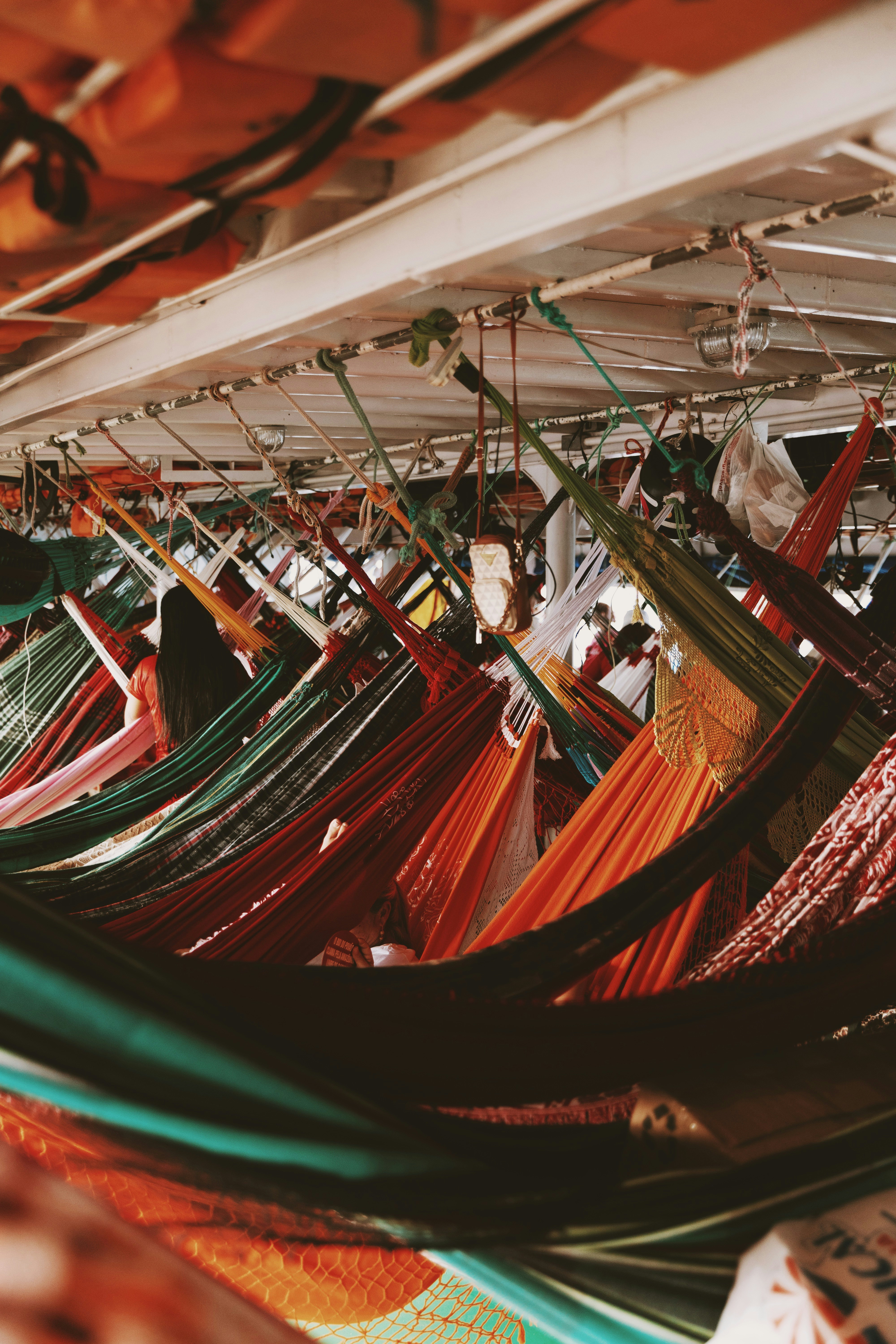 Redes penduradas em um espaço colorido e apertado.