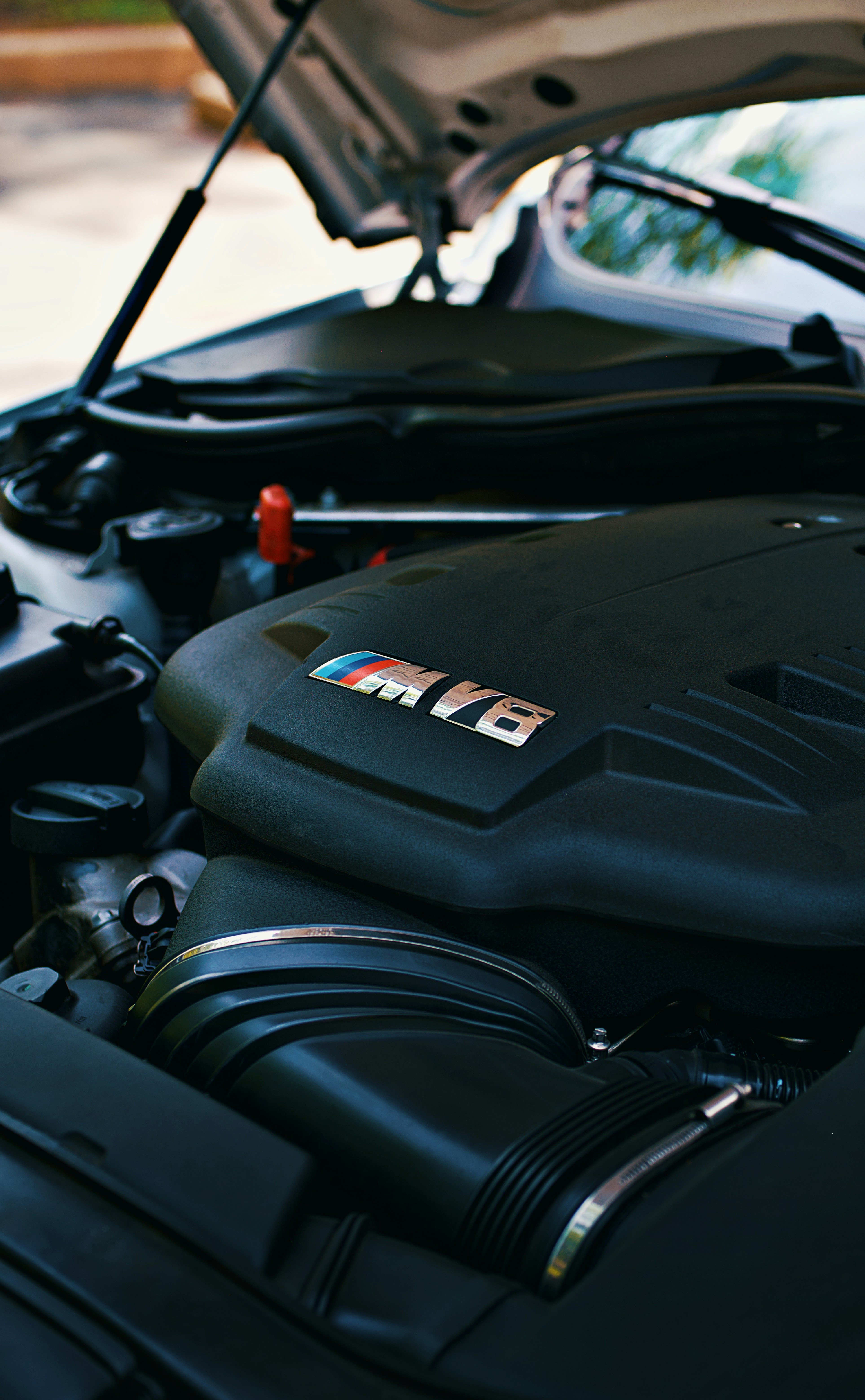 Un motore BMW m v8 con il cofano aperto.