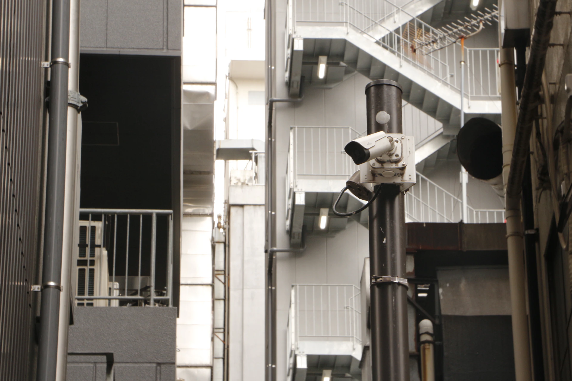 Buildings and a pole with a traffic light.