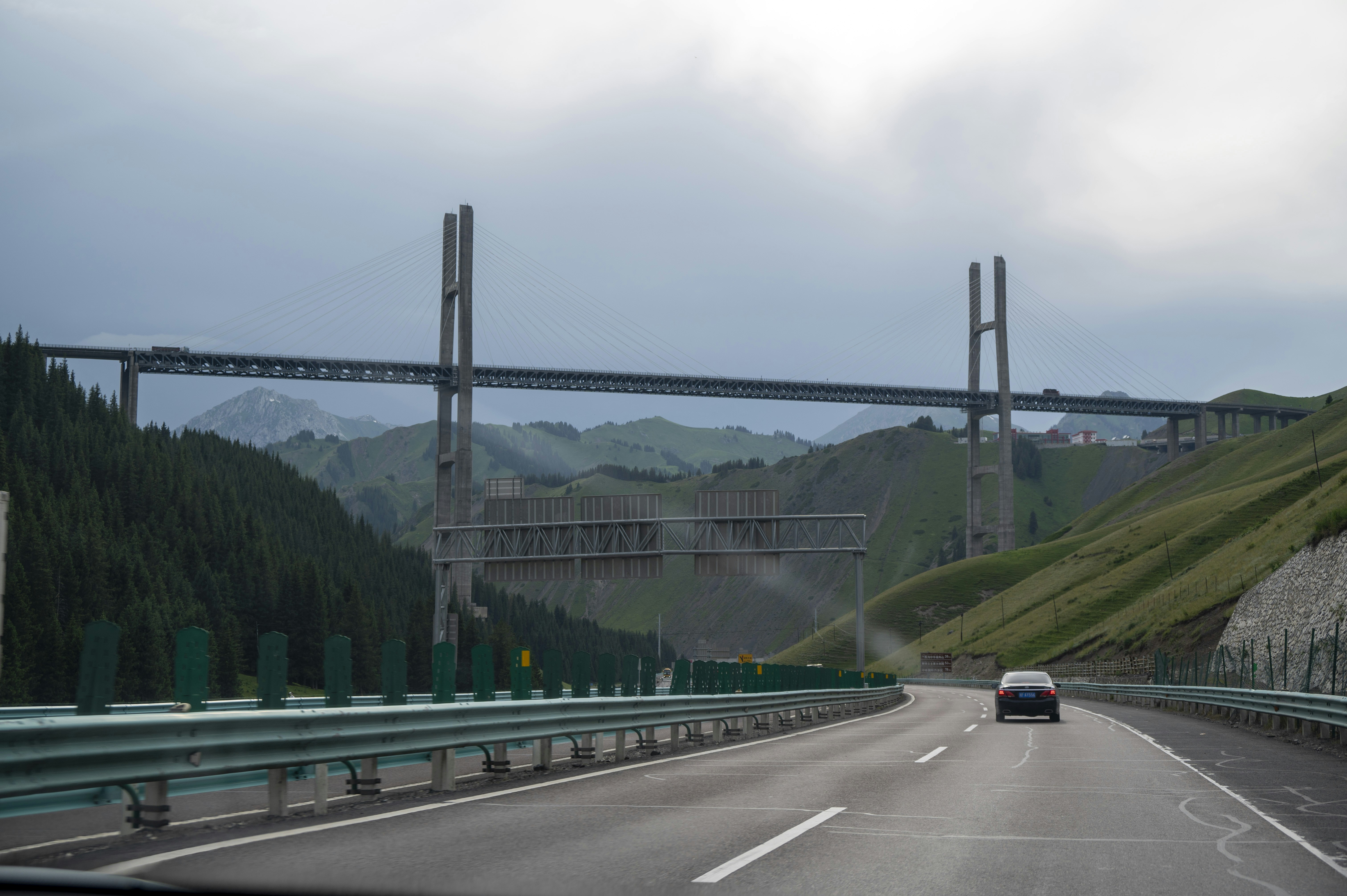 A car drives across a high bridge. photo – Free Car Image on Unsplash