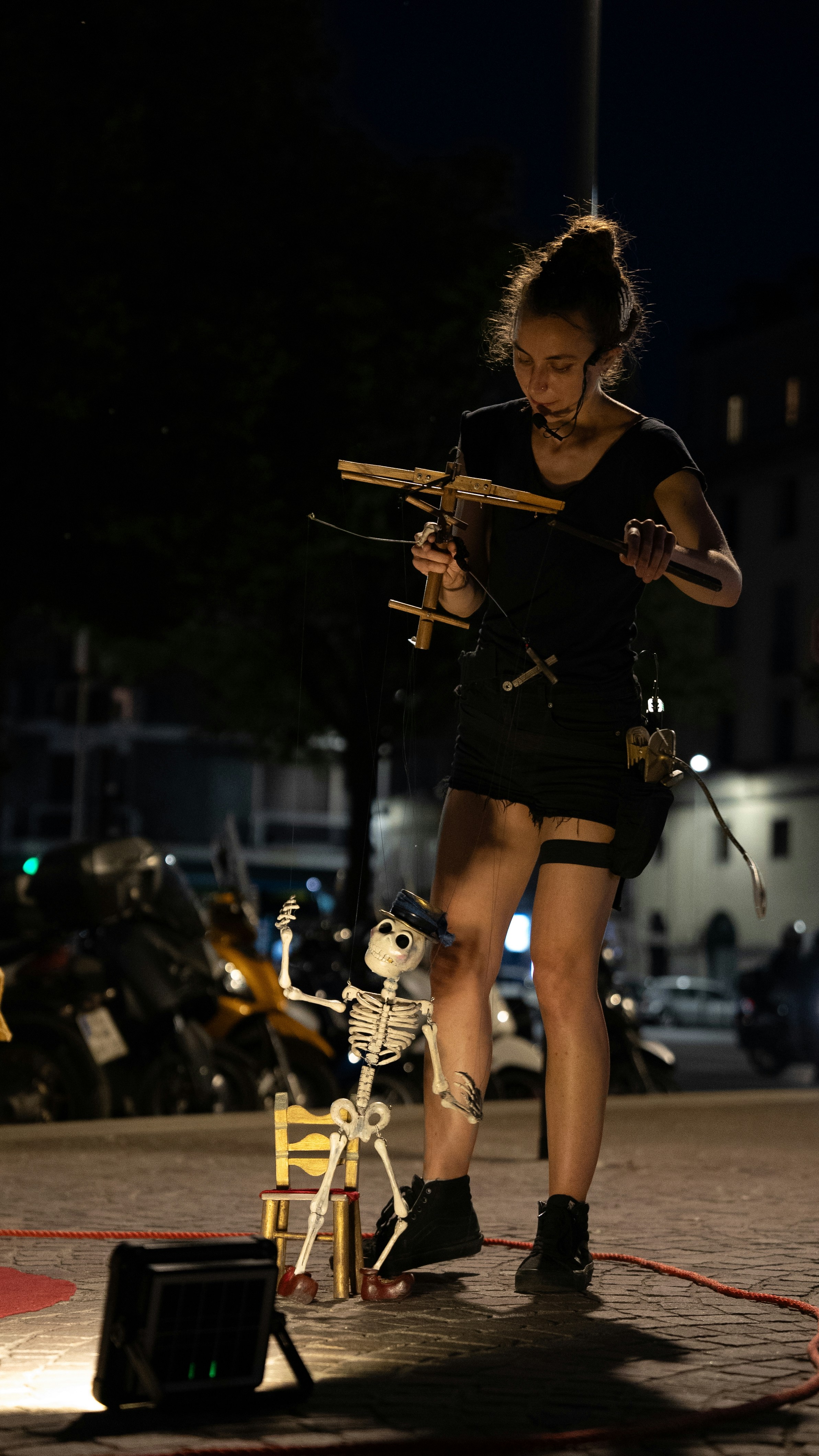夜になると骸骨人形で演じる女性。